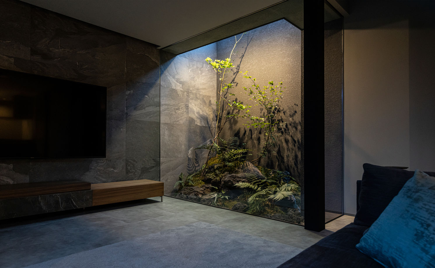 チェックハウス 【30坪台/3LDK/中庭/間取り図有】緑の美しさに心奪われる。グレーの濃淡と素材感で魅せるホテルライクな家の建築実例画像6