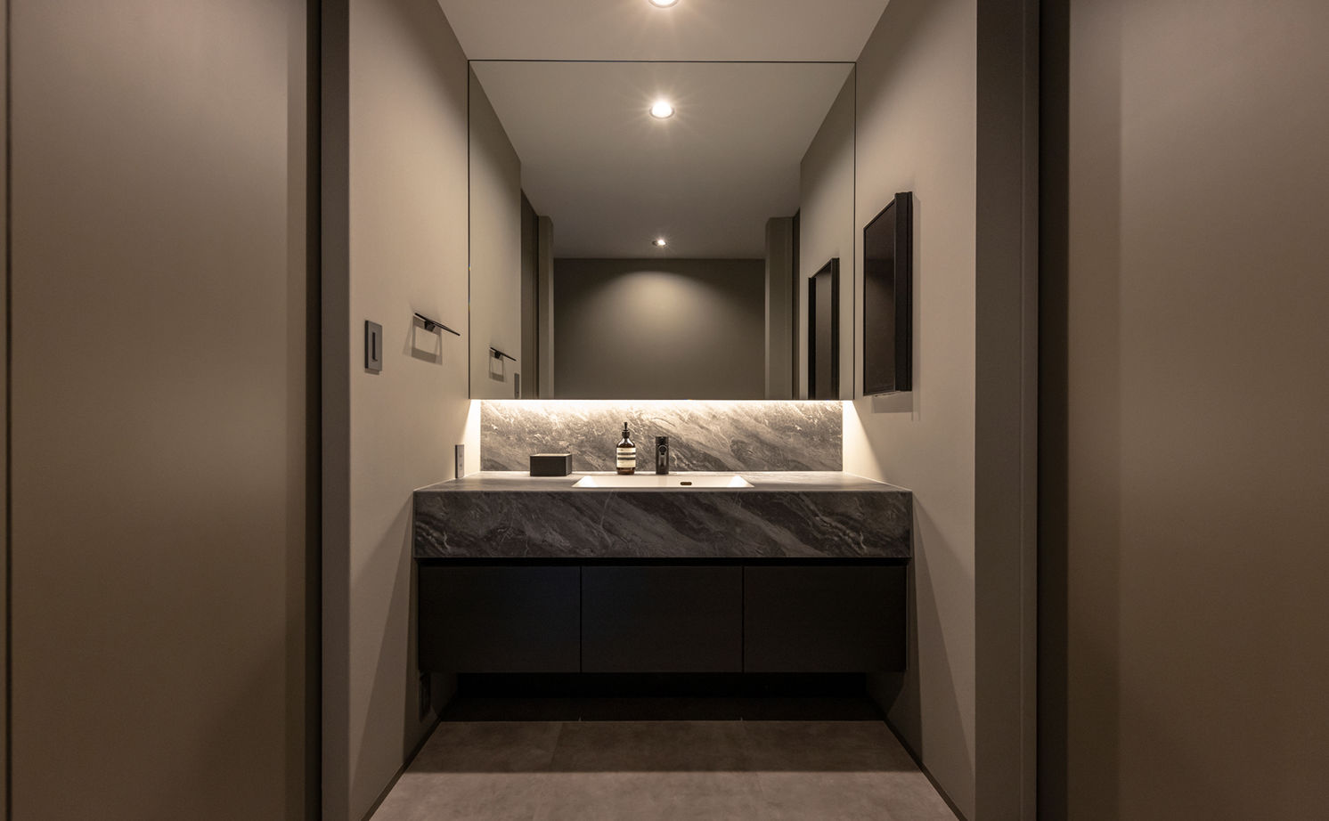 チェックハウス 【30坪台/3LDK/中庭/間取り図有】緑の美しさに心奪われる。グレーの濃淡と素材感で魅せるホテルライクな家の建築実例画像7