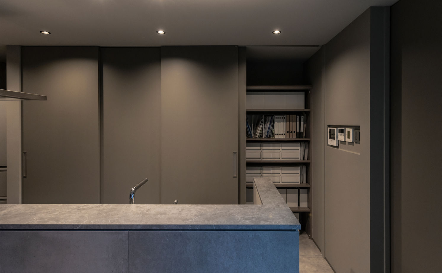 チェックハウス 【30坪台/3LDK/中庭/間取り図有】緑の美しさに心奪われる。グレーの濃淡と素材感で魅せるホテルライクな家の建築実例画像8