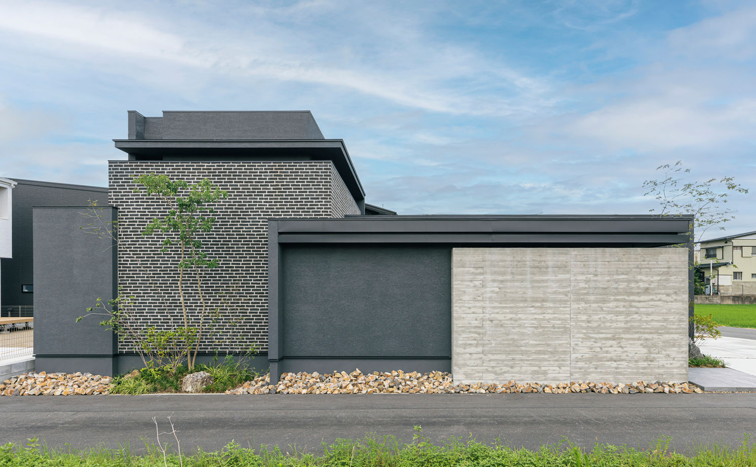 チェックハウス 【30坪台/3LDK/中庭/間取り図有】緑の美しさに心奪われる。グレーの濃淡と素材感で魅せるホテルライクな家の建築実例画像9