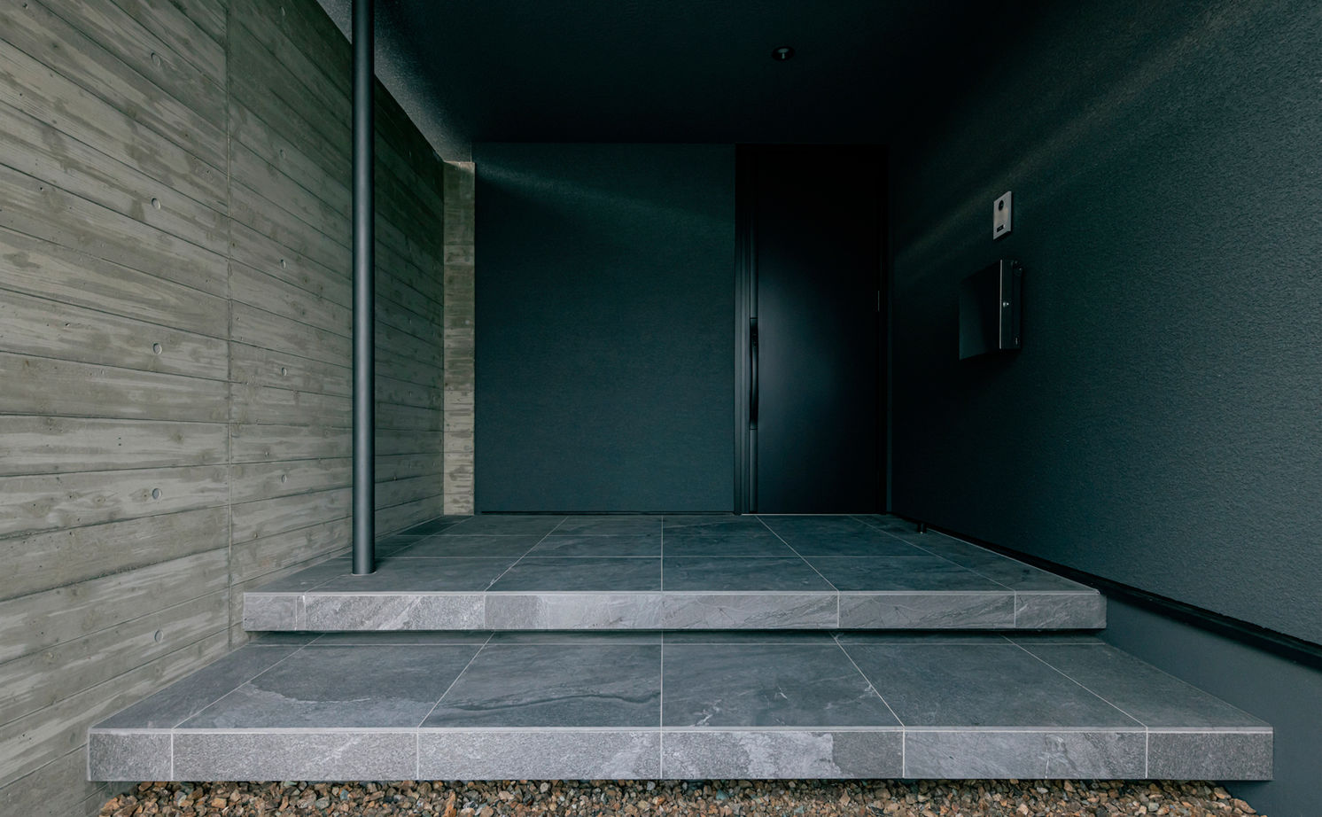 チェックハウス 【30坪台/3LDK/中庭/間取り図有】緑の美しさに心奪われる。グレーの濃淡と素材感で魅せるホテルライクな家の建築実例画像10