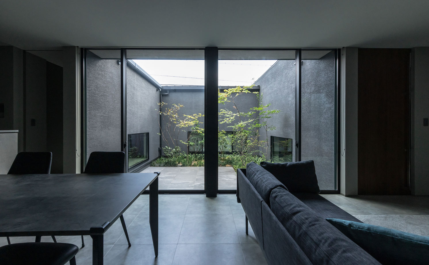 チェックハウス 【30坪台/3LDK/中庭/間取り図有】緑の美しさに心奪われる。グレーの濃淡と素材感で魅せるホテルライクな家の建築実例画像11