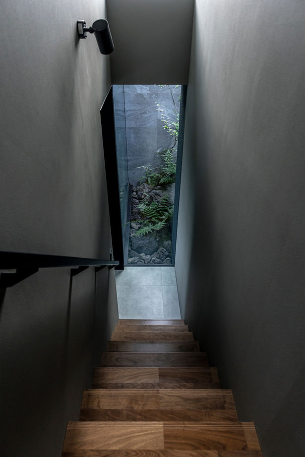 チェックハウス 【30坪台/3LDK/中庭/間取り図有】緑の美しさに心奪われる。グレーの濃淡と素材感で魅せるホテルライクな家の建築実例画像12