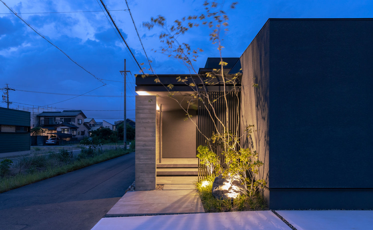 チェックハウス 【30坪台/3LDK/中庭/間取り図有】緑の美しさに心奪われる。グレーの濃淡と素材感で魅せるホテルライクな家の建築実例画像13