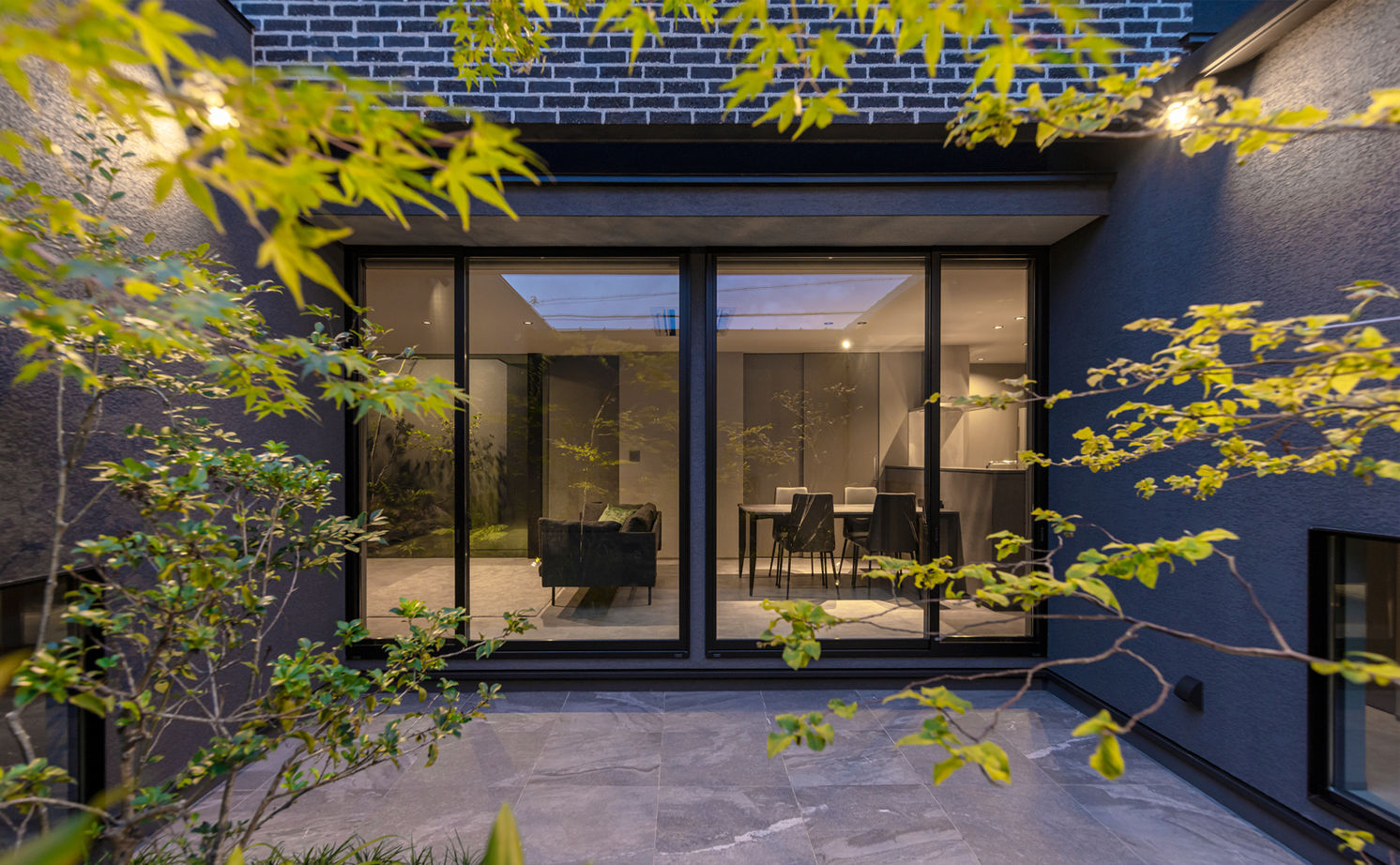 チェックハウス 【30坪台/3LDK/中庭/間取り図有】緑の美しさに心奪われる。グレーの濃淡と素材感で魅せるホテルライクな家の建築実例画像14