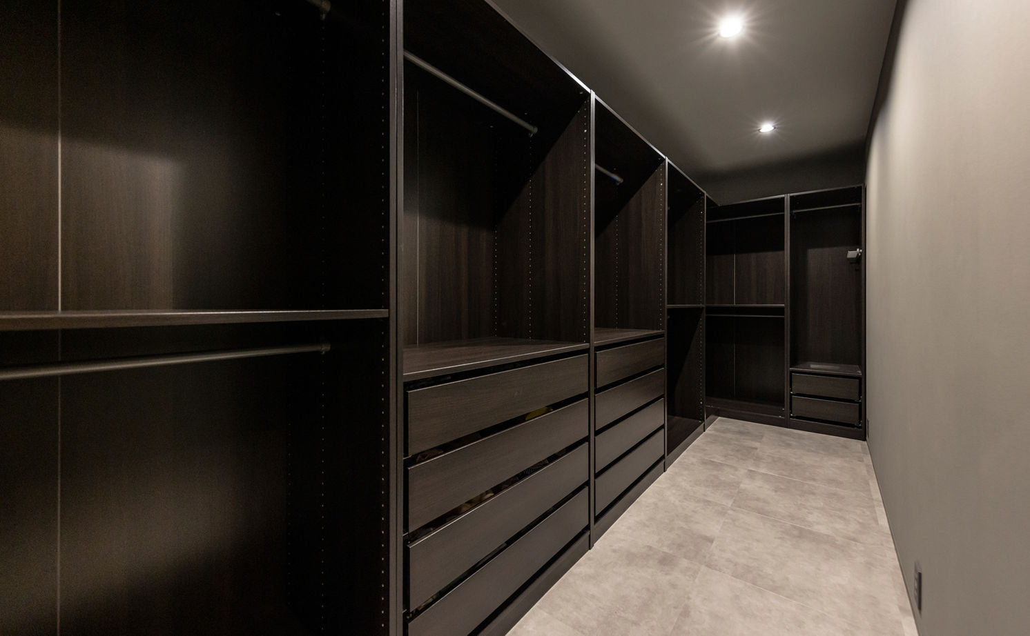 チェックハウス 【30坪台/3LDK/中庭/間取り図有】緑の美しさに心奪われる。グレーの濃淡と素材感で魅せるホテルライクな家の建築実例画像15