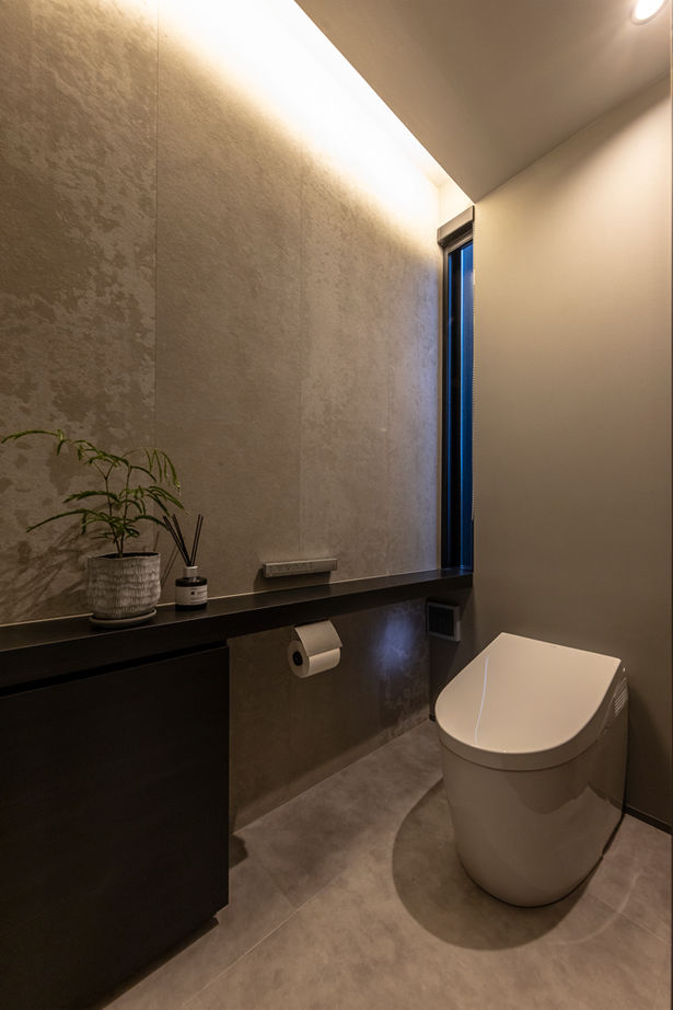 チェックハウス 【30坪台/3LDK/中庭/間取り図有】緑の美しさに心奪われる。グレーの濃淡と素材感で魅せるホテルライクな家の建築実例画像16