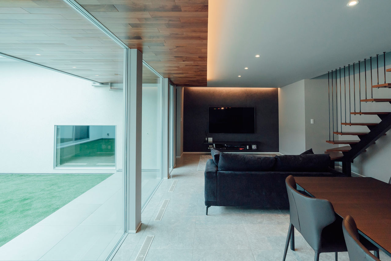 チェックハウス 【40坪台/中庭/全館空調/岐阜県】中庭をロの字に囲んで開放的に。生活感のないホテルライクな２階建ての建築実例画像2