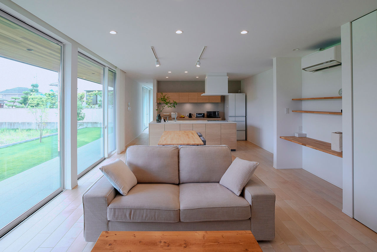 チェックハウス 【平屋/ガレージハウス/40坪台】開放的でのどかな景色に癒される。インナーガレージのある生活感のない平屋の建築実例画像2