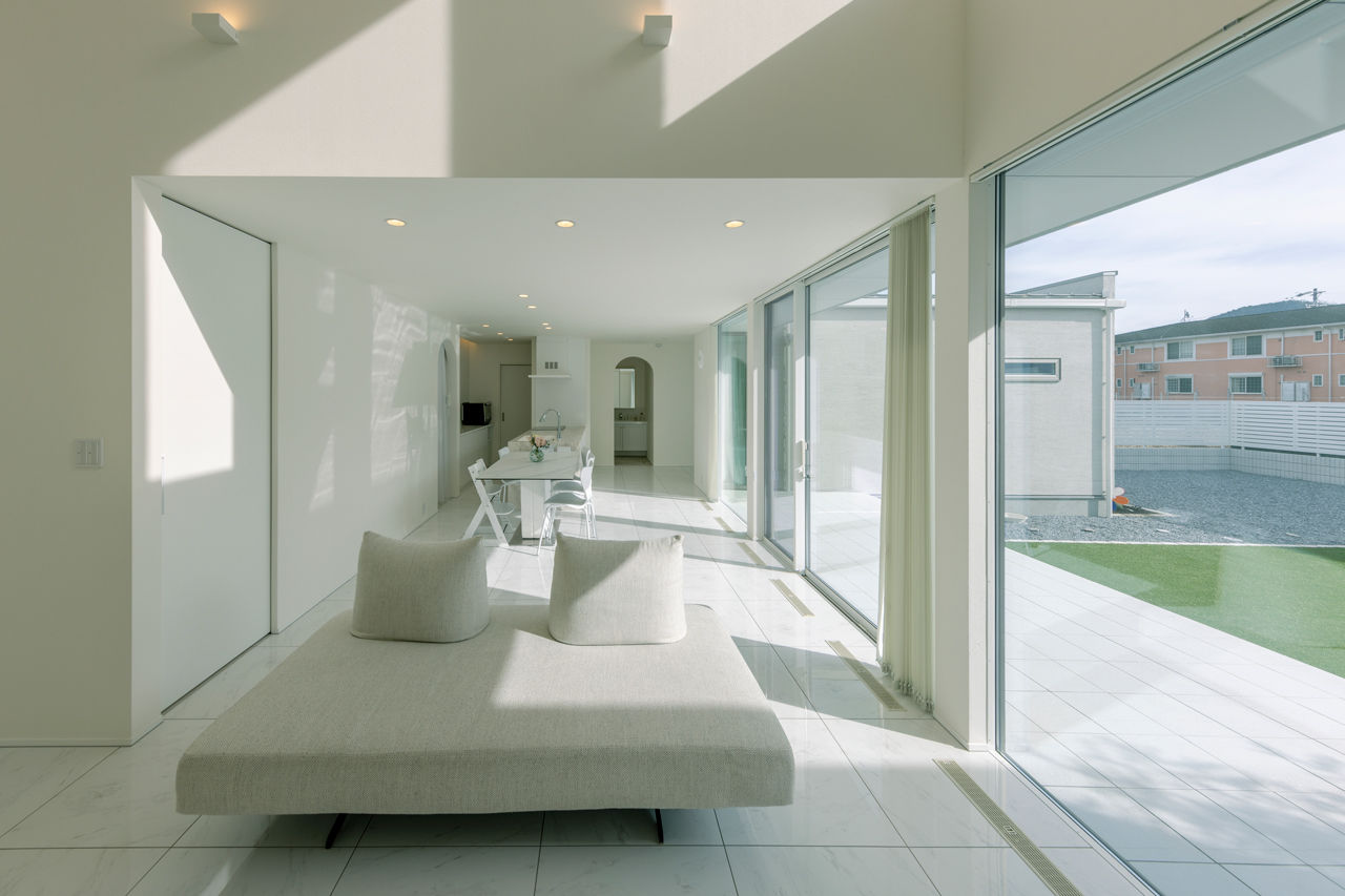 チェックハウス 【40坪台/中庭/ホテルライク】まるで海外ホテルのようなホワイトインテリア。開放感たっぷりで高級感ある家の建築実例画像2