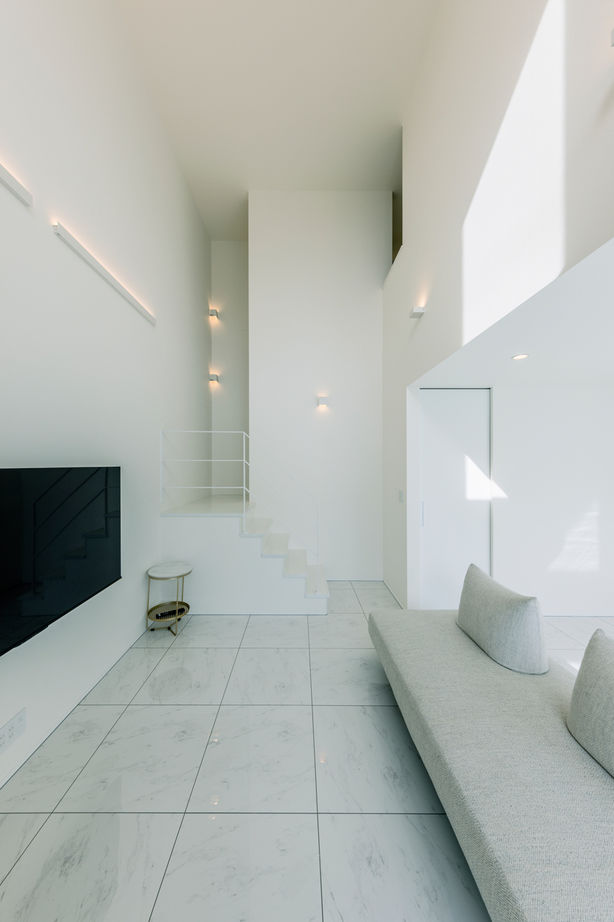 チェックハウス 【40坪台/中庭/ホテルライク】まるで海外ホテルのようなホワイトインテリア。開放感たっぷりで高級感ある家の建築実例画像4