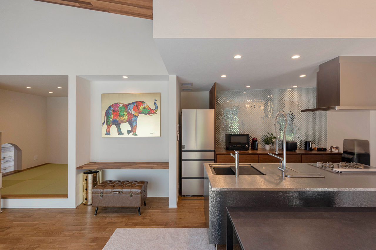 チェックハウス 【ガレージハウス/平屋風の暮らし】５ｍ超の吹抜も全館空調で快適！平屋？２階建て？２つの表情がある家の建築実例画像4