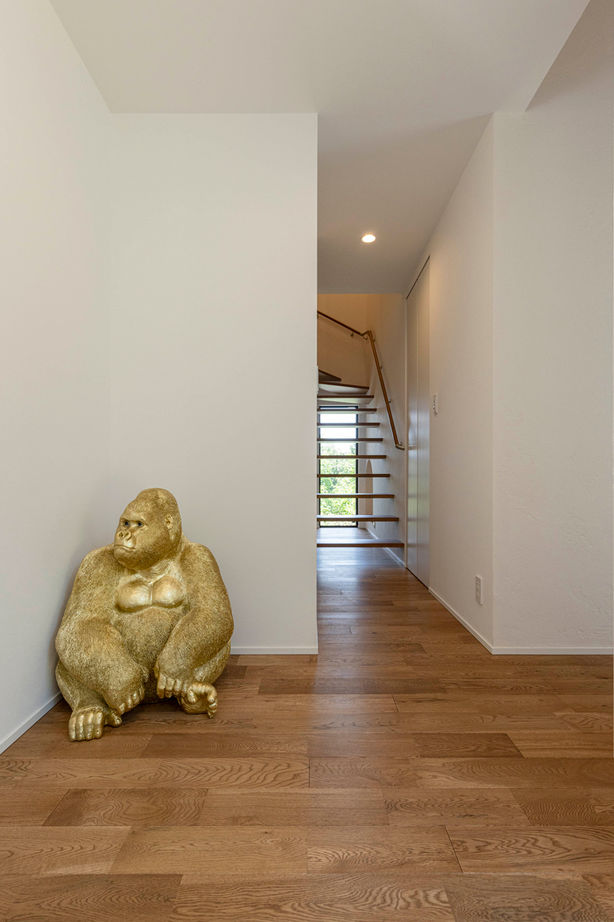 チェックハウス 【ガレージハウス/平屋風の暮らし】５ｍ超の吹抜も全館空調で快適！平屋？２階建て？２つの表情がある家の建築実例画像5