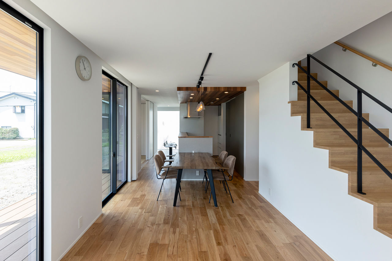 チェックハウス 【岐阜県/ウッドデッキ/ZEH】平屋のように暮らせて家事ラクも叶う間取り。収納もたっぷりな子育てハウスの建築実例画像3