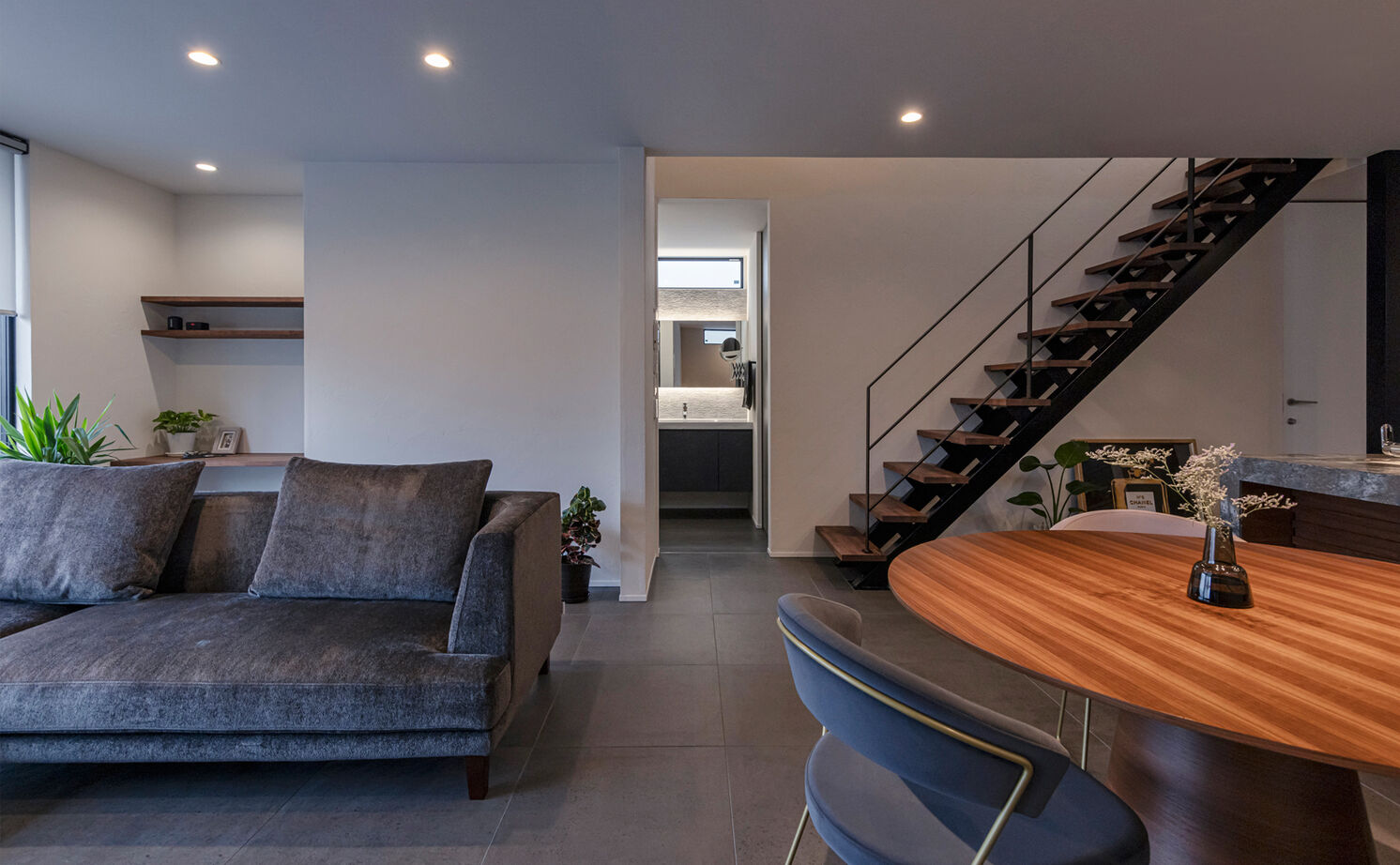 チェックハウス 【平屋のような間取り/30坪台/岐阜県】ウォルナットが似合うシックな大人空間。タイル床のホテルライクな家の建築実例画像2