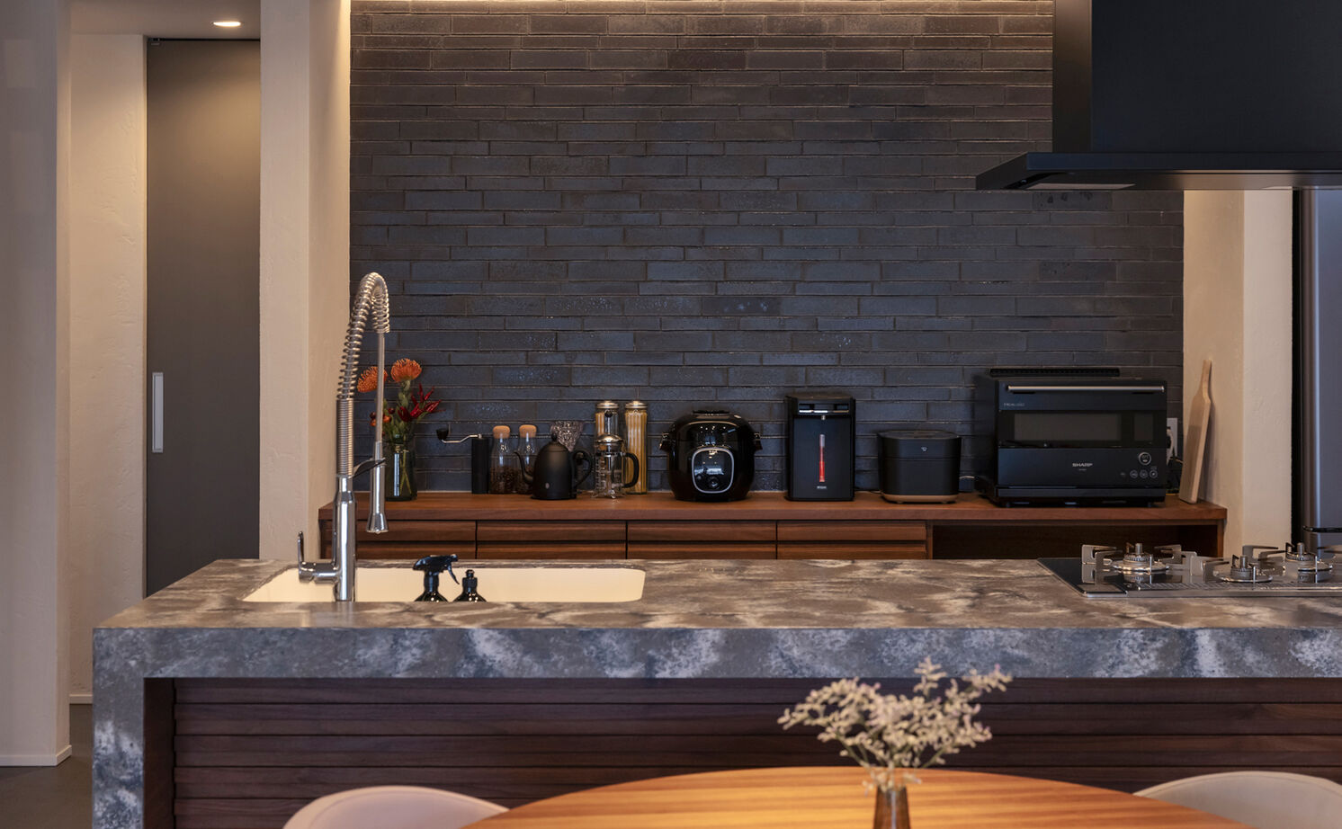 チェックハウス 【平屋のような間取り/30坪台/岐阜県】ウォルナットが似合うシックな大人空間。タイル床のホテルライクな家の建築実例画像3