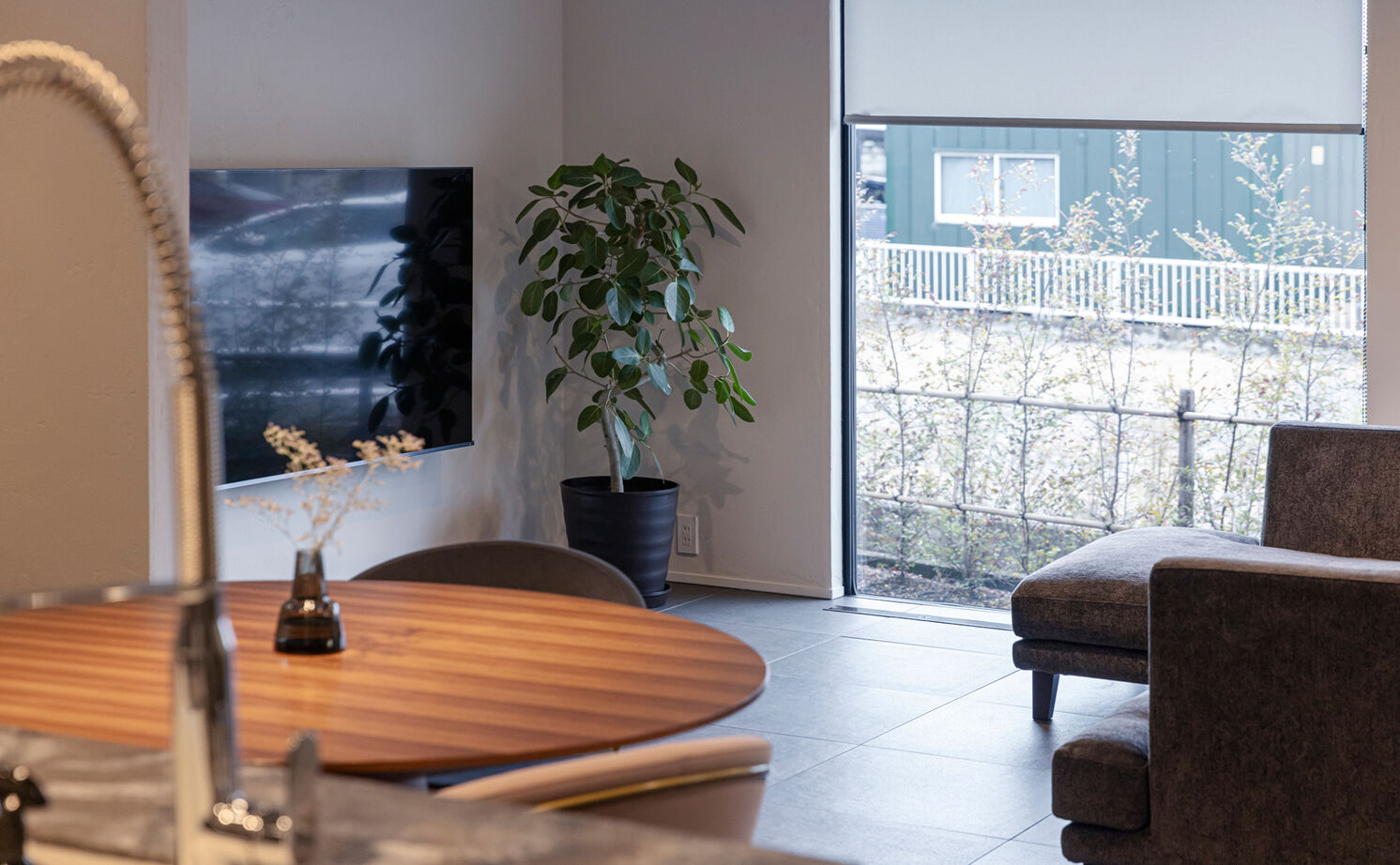 チェックハウス 【平屋のような間取り/30坪台/岐阜県】ウォルナットが似合うシックな大人空間。タイル床のホテルライクな家の建築実例画像4