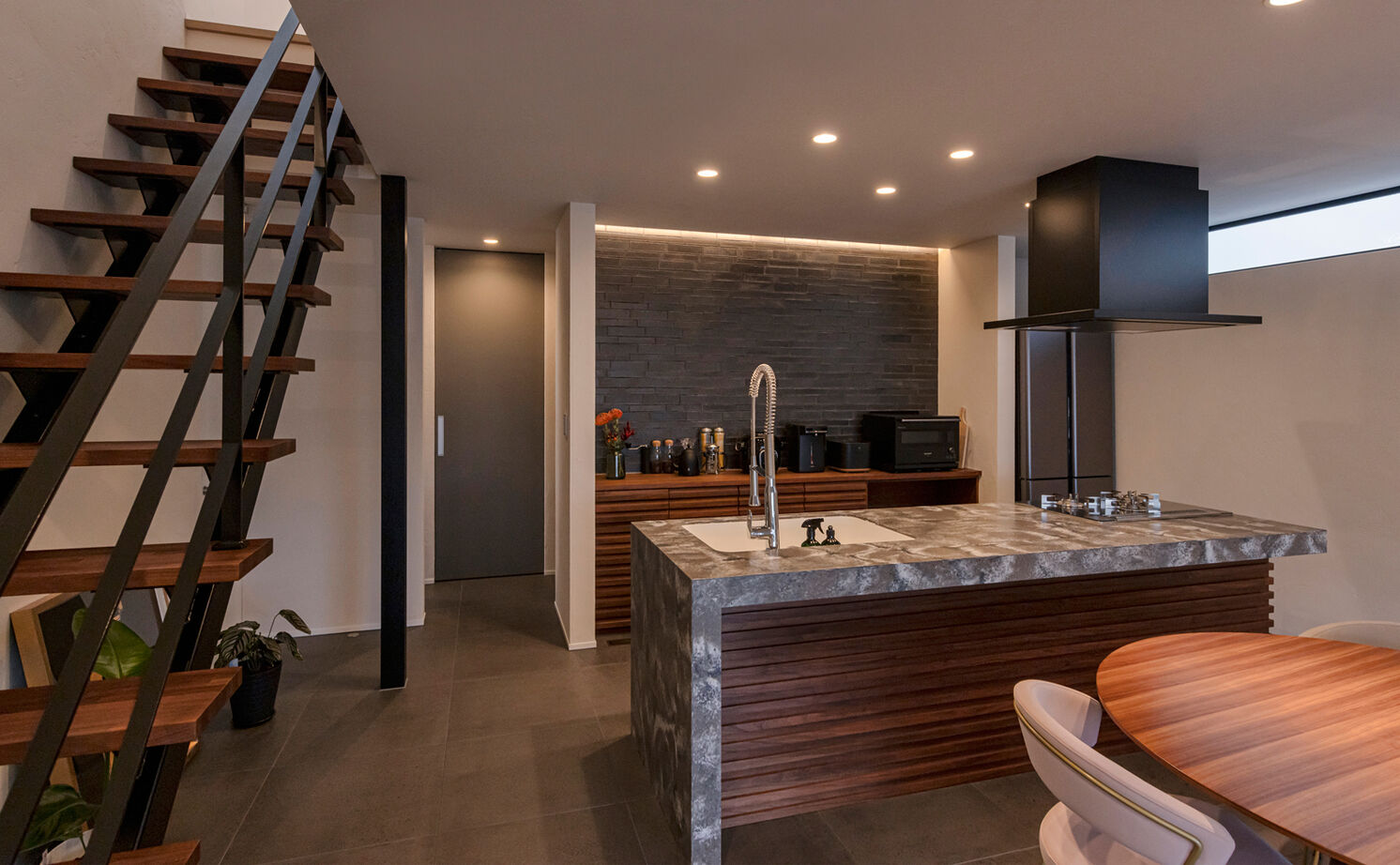 チェックハウス 【平屋のような間取り/30坪台/岐阜県】ウォルナットが似合うシックな大人空間。タイル床のホテルライクな家の建築実例画像6