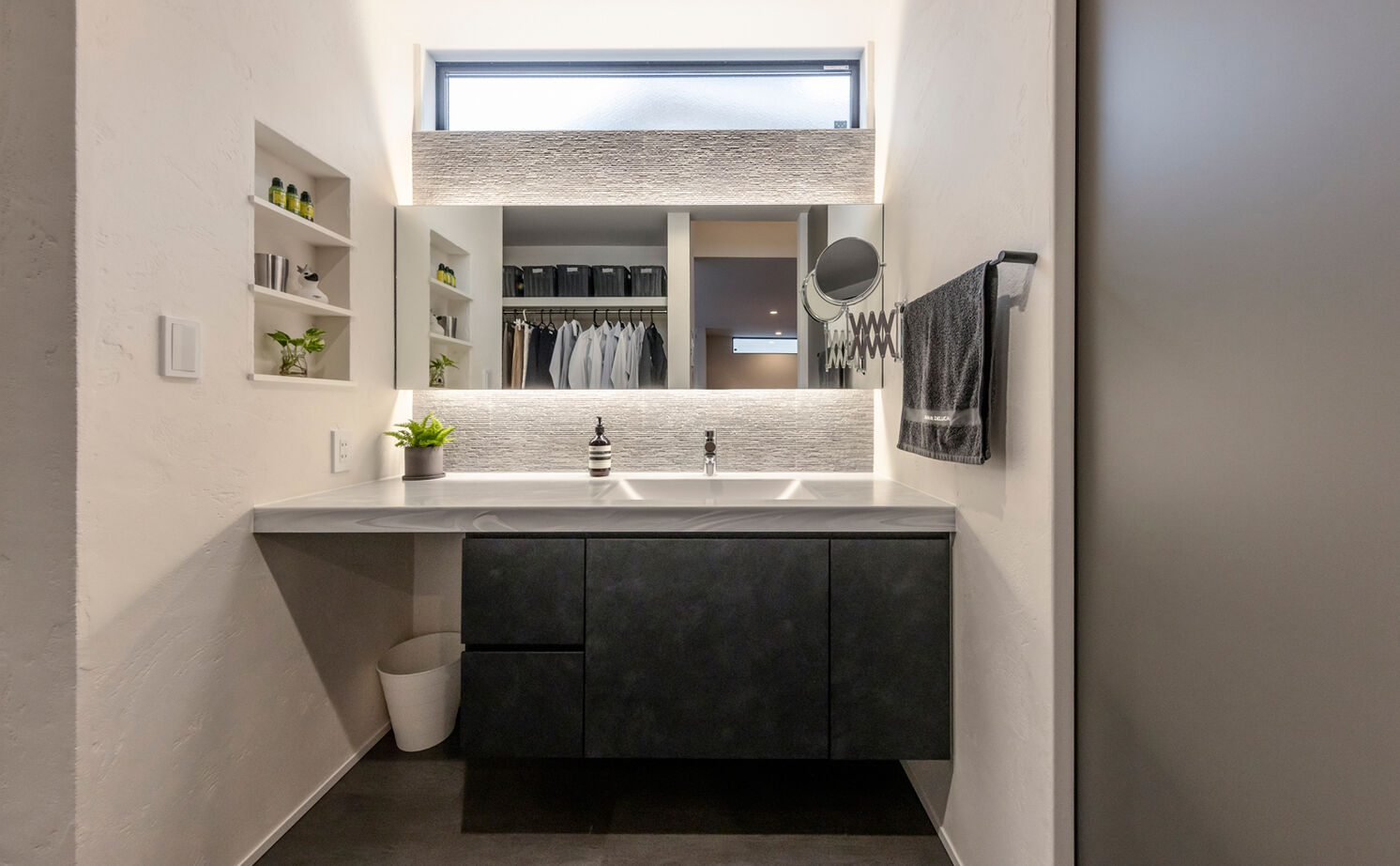 チェックハウス 【平屋のような間取り/30坪台/岐阜県】ウォルナットが似合うシックな大人空間。タイル床のホテルライクな家の建築実例画像7