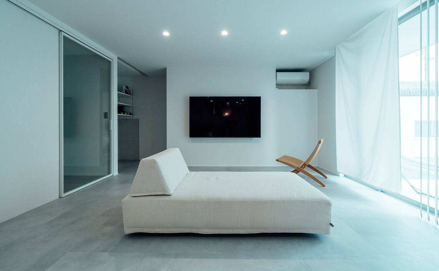 チェックハウス 【平屋/30坪台/20代夫婦/稲沢市】水回りをまとめた家事ラク間取りがこだわり。生活感のない無機質な平屋の建築実例画像2