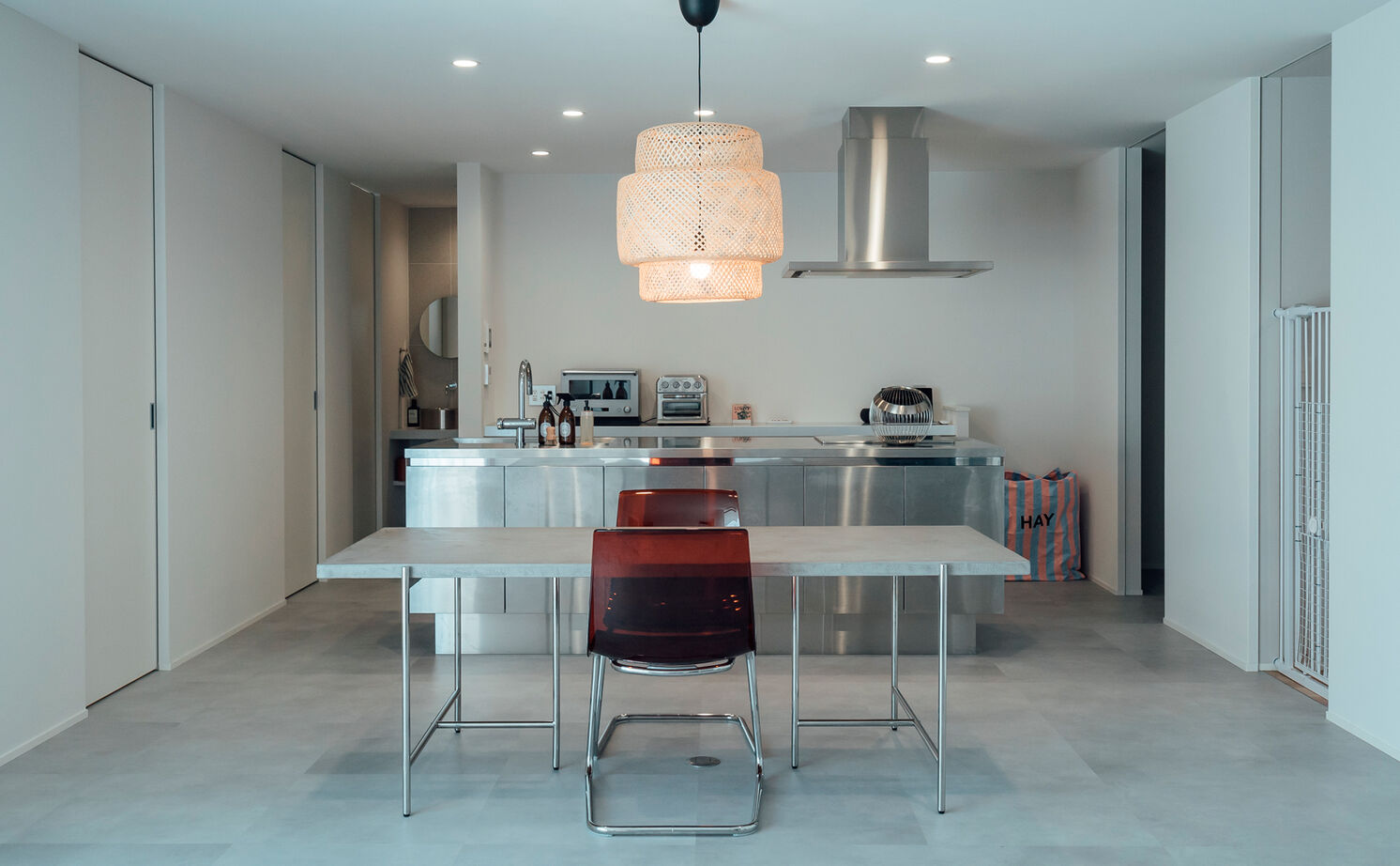 チェックハウス 【平屋/30坪台/20代夫婦/稲沢市】水回りをまとめた家事ラク間取りがこだわり。生活感のない無機質な平屋の建築実例画像3