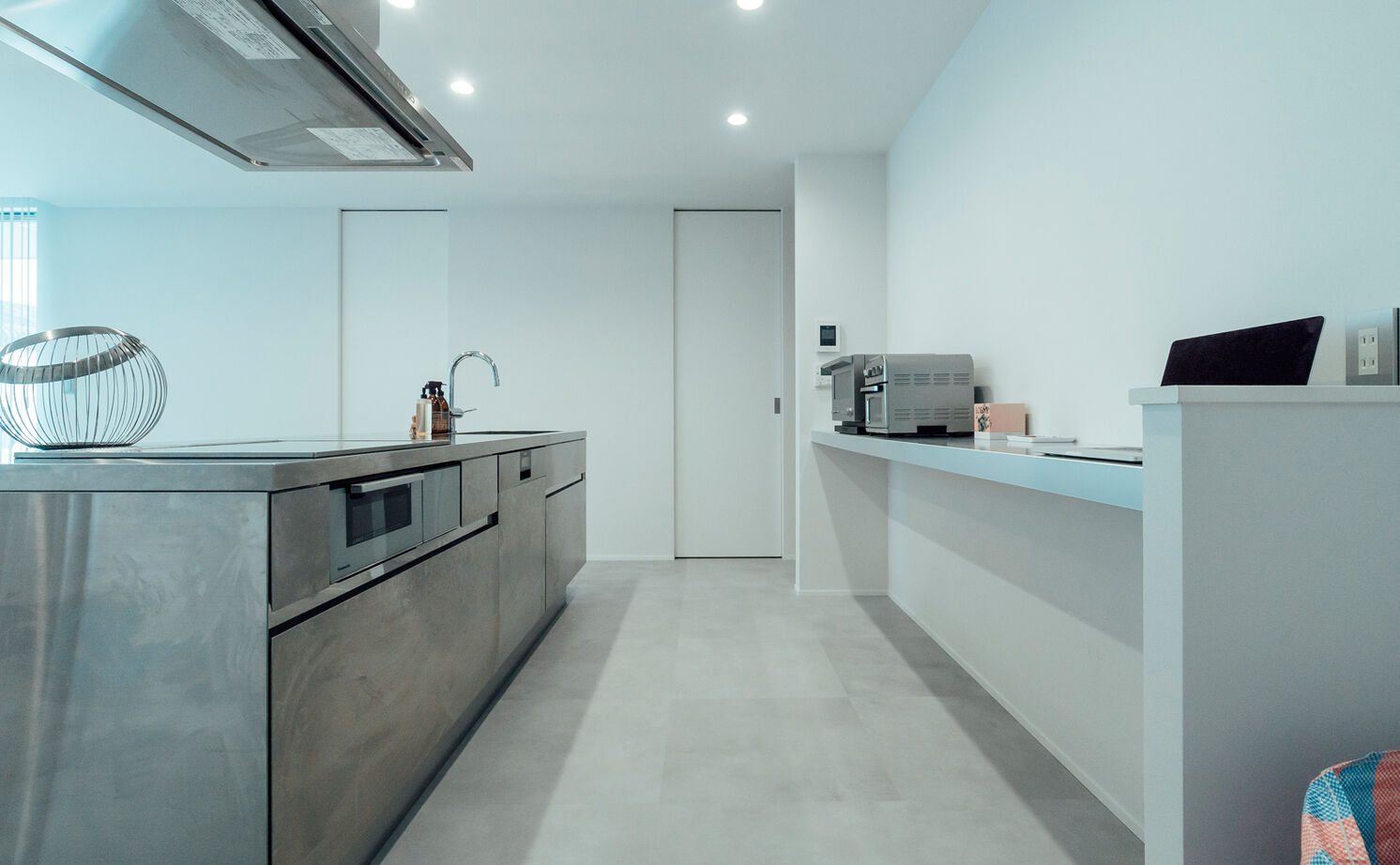 チェックハウス 【平屋/30坪台/20代夫婦/稲沢市】水回りをまとめた家事ラク間取りがこだわり。生活感のない無機質な平屋の建築実例画像4