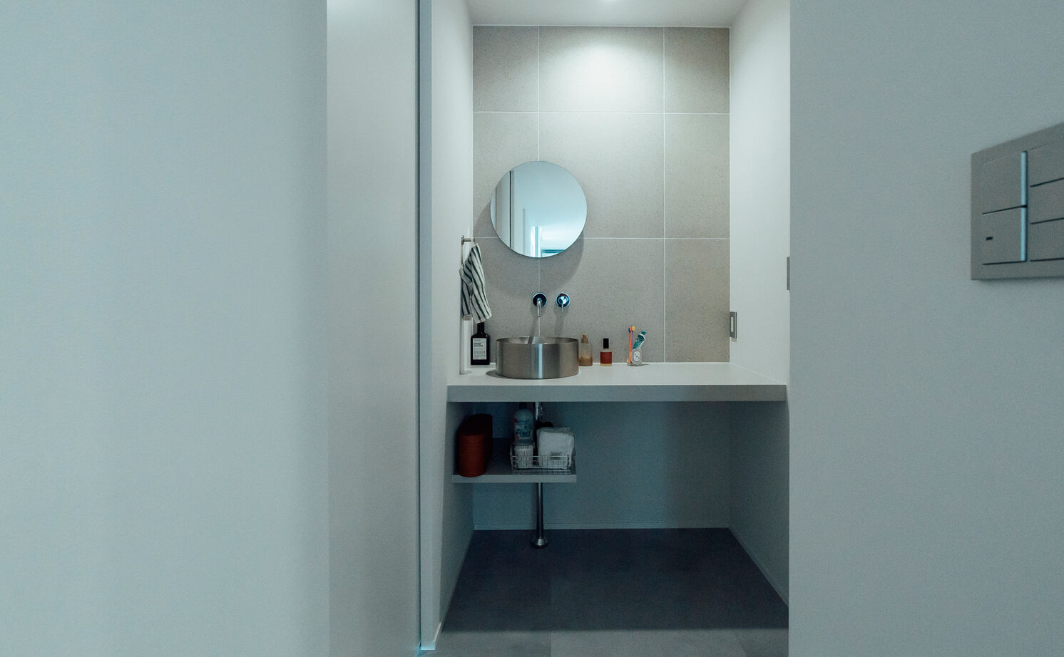 チェックハウス 【平屋/30坪台/20代夫婦/稲沢市】水回りをまとめた家事ラク間取りがこだわり。生活感のない無機質な平屋の建築実例画像5