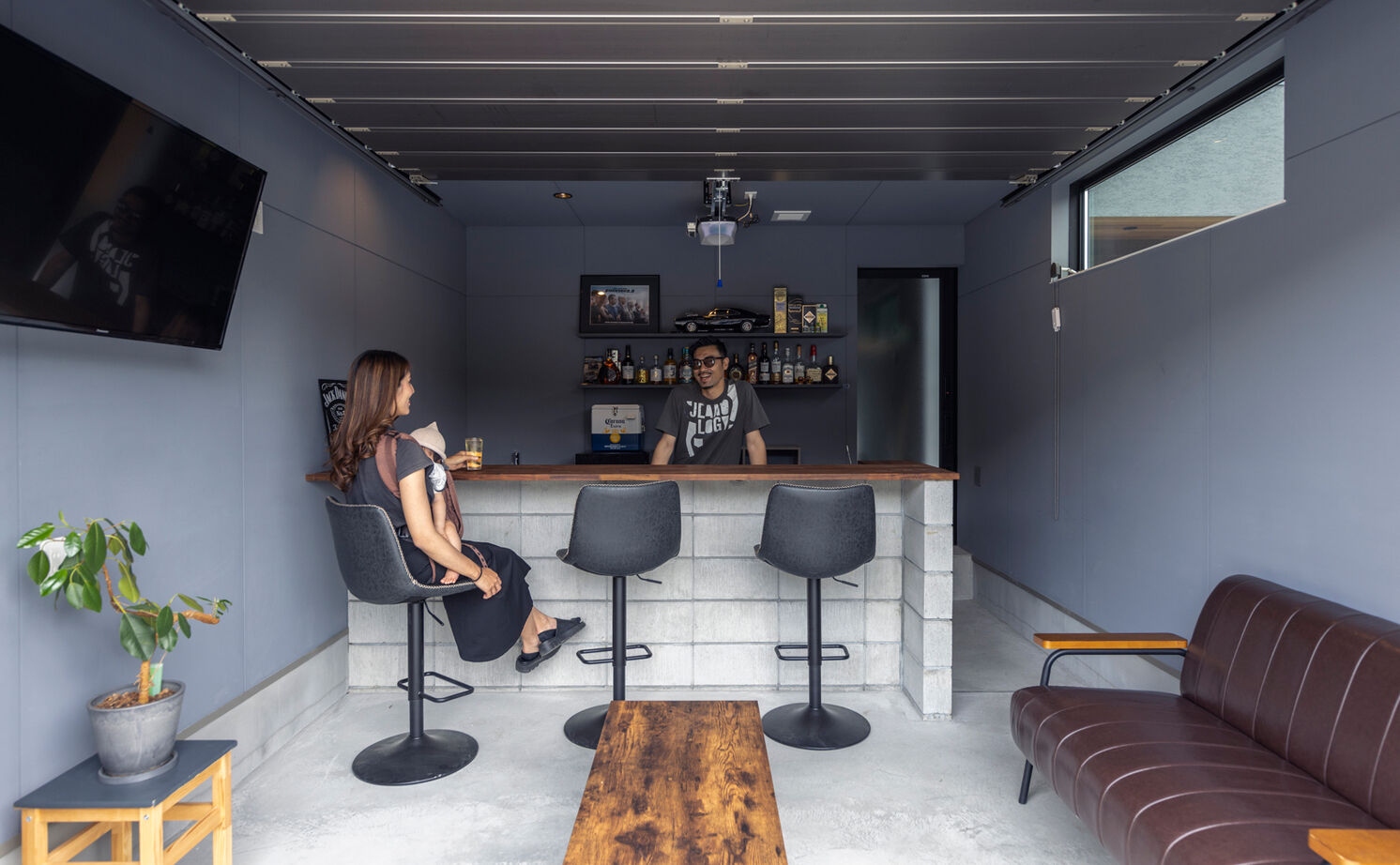 チェックハウス 【平屋/3000万円台/30坪台/インナーガレージ/コの字】自宅でバー気分を味わえる平屋のガレージハウスの建築実例画像2