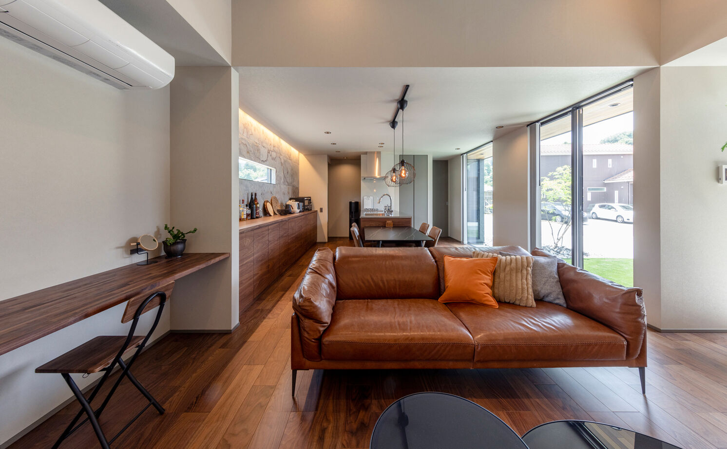 チェックハウス 【平屋/3000万円台/30坪台/インナーガレージ/コの字】自宅でバー気分を味わえる平屋のガレージハウスの建築実例画像3