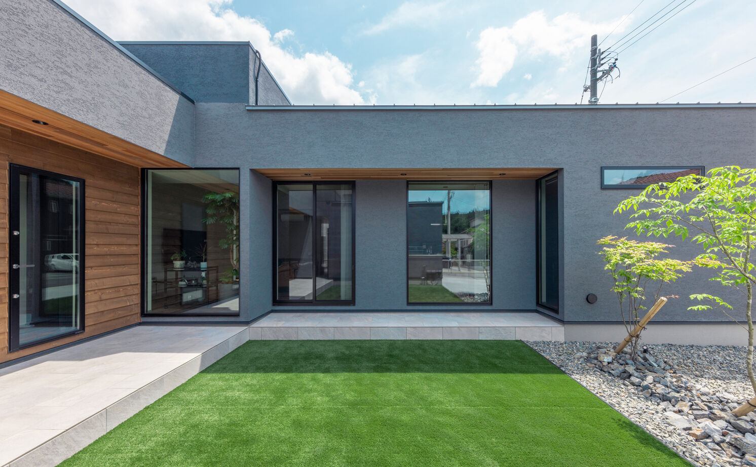 チェックハウス 【平屋/3000万円台/30坪台/インナーガレージ/コの字】自宅でバー気分を味わえる平屋のガレージハウスの建築実例画像4