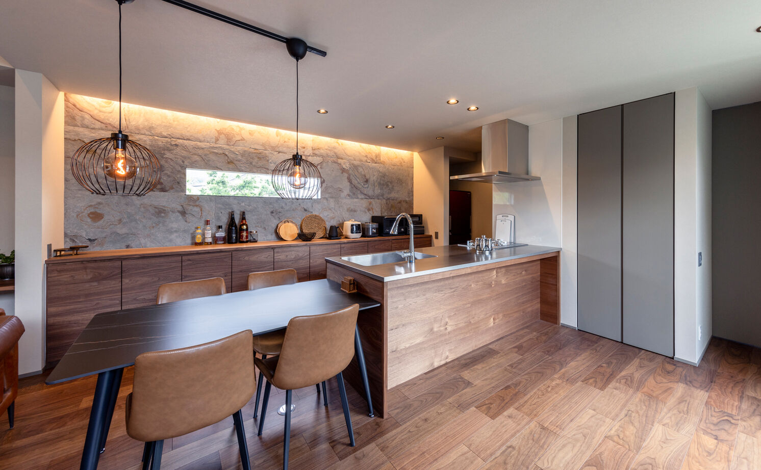 チェックハウス 【平屋/3000万円台/30坪台/インナーガレージ/コの字】自宅でバー気分を味わえる平屋のガレージハウスの建築実例画像5