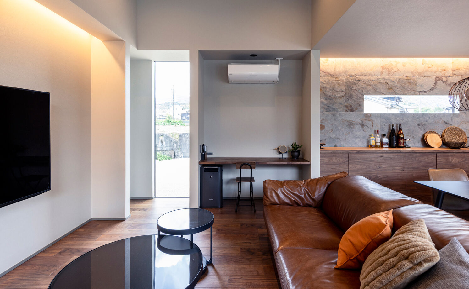 チェックハウス 【平屋/3000万円台/30坪台/インナーガレージ/コの字】自宅でバー気分を味わえる平屋のガレージハウスの建築実例画像6