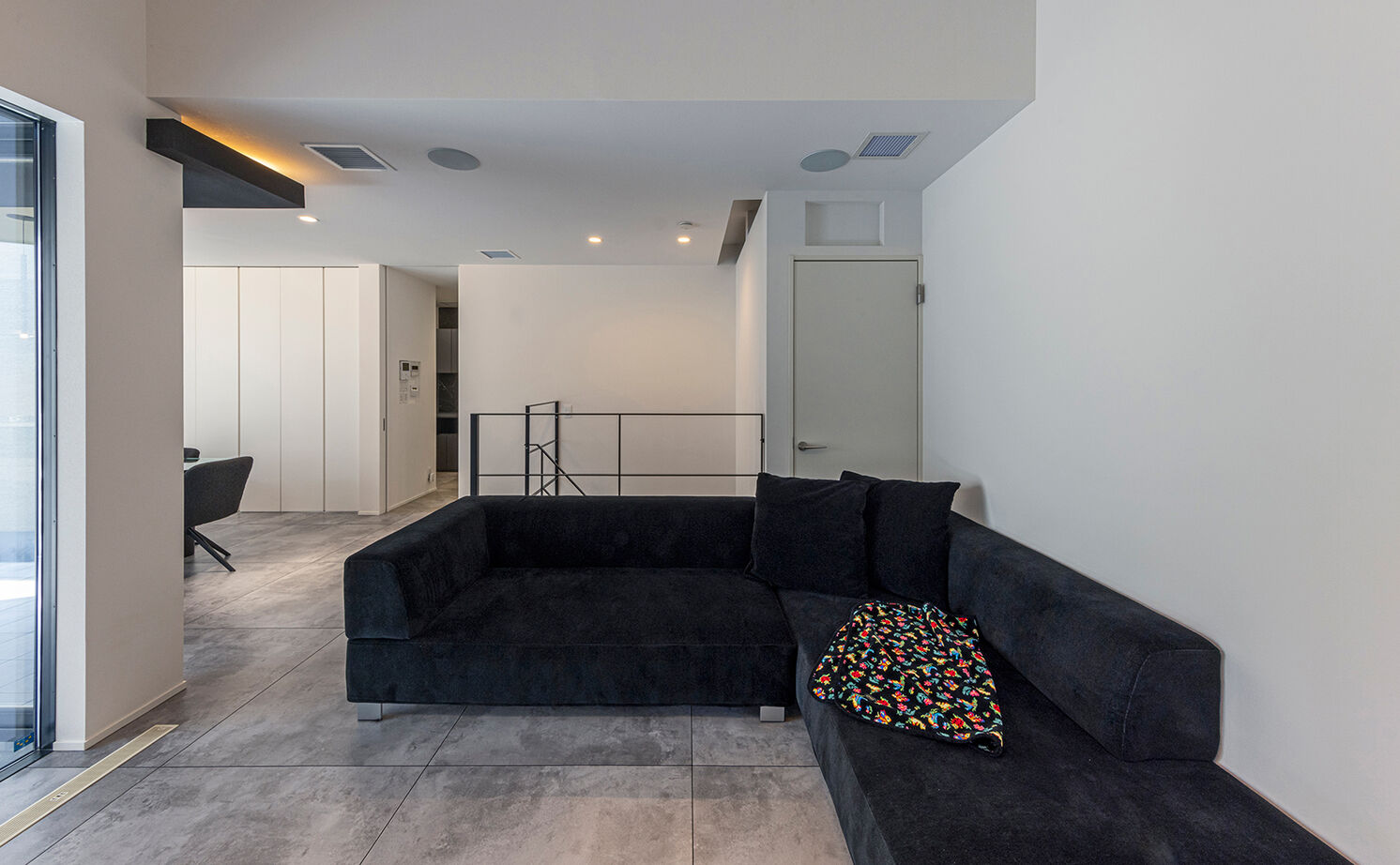 チェックハウス 【インナーガレージ/２階リビング】インテリアも住み心地もホテルライク。２階に中庭のあるガレージハウスの建築実例画像3