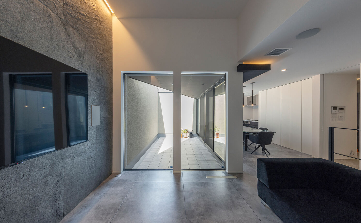 チェックハウス 【インナーガレージ/２階リビング】インテリアも住み心地もホテルライク。２階に中庭のあるガレージハウスの建築実例画像4