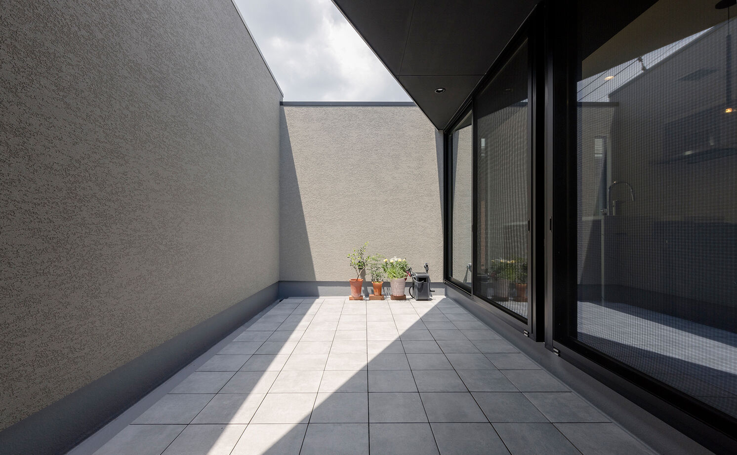 チェックハウス 【インナーガレージ/２階リビング】インテリアも住み心地もホテルライク。２階に中庭のあるガレージハウスの建築実例画像5