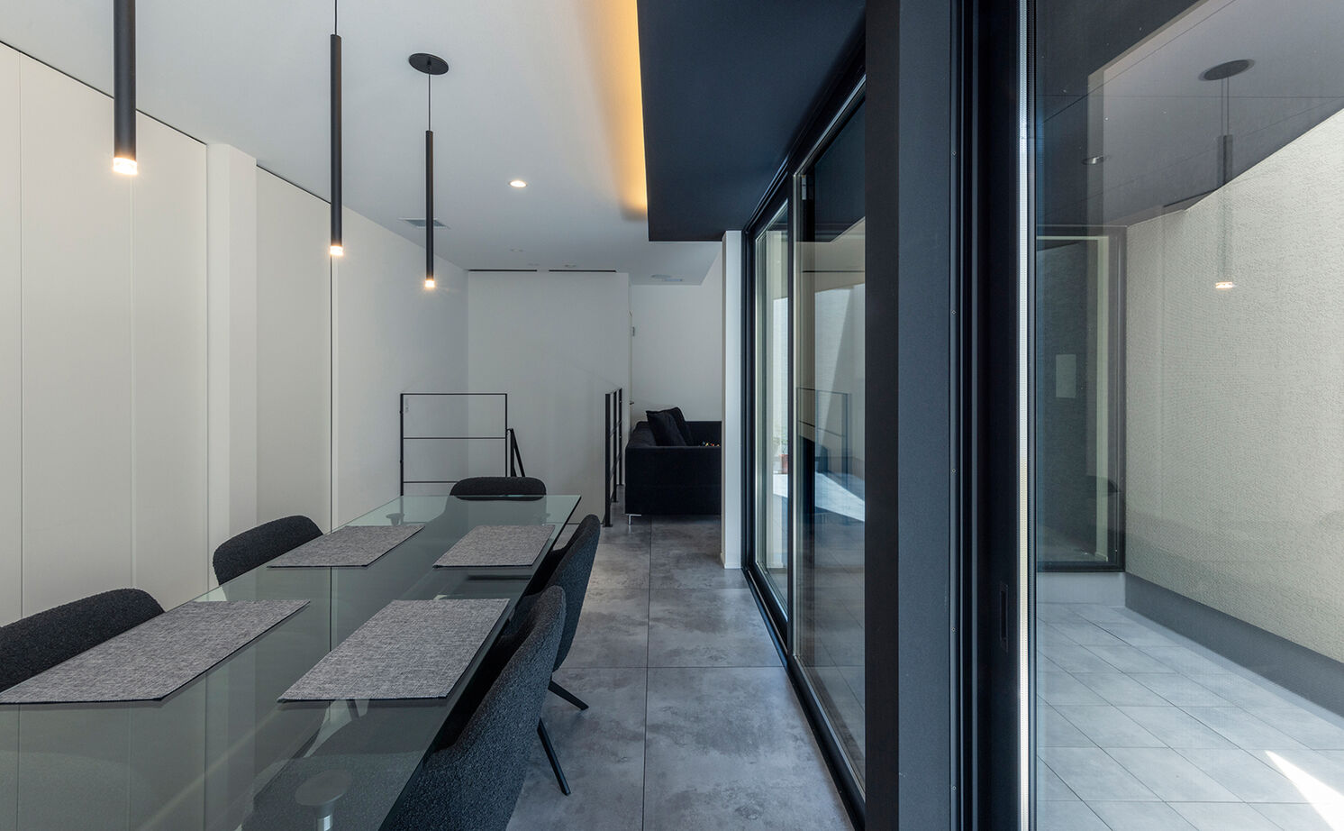 チェックハウス 【インナーガレージ/２階リビング】インテリアも住み心地もホテルライク。２階に中庭のあるガレージハウスの建築実例画像6