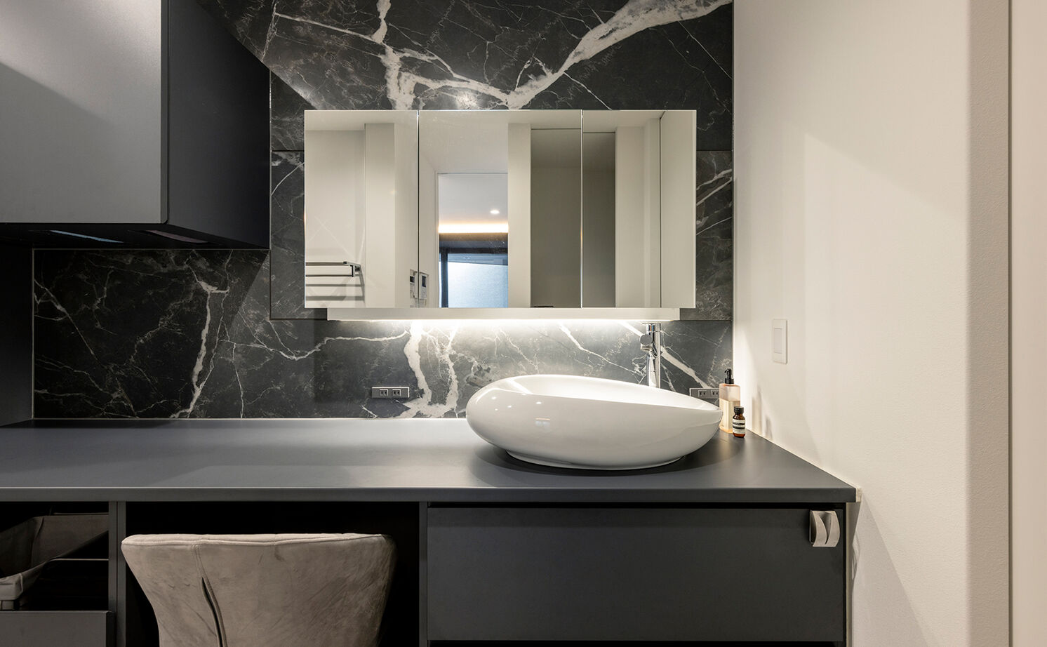 チェックハウス 【インナーガレージ/２階リビング】インテリアも住み心地もホテルライク。２階に中庭のあるガレージハウスの建築実例画像7