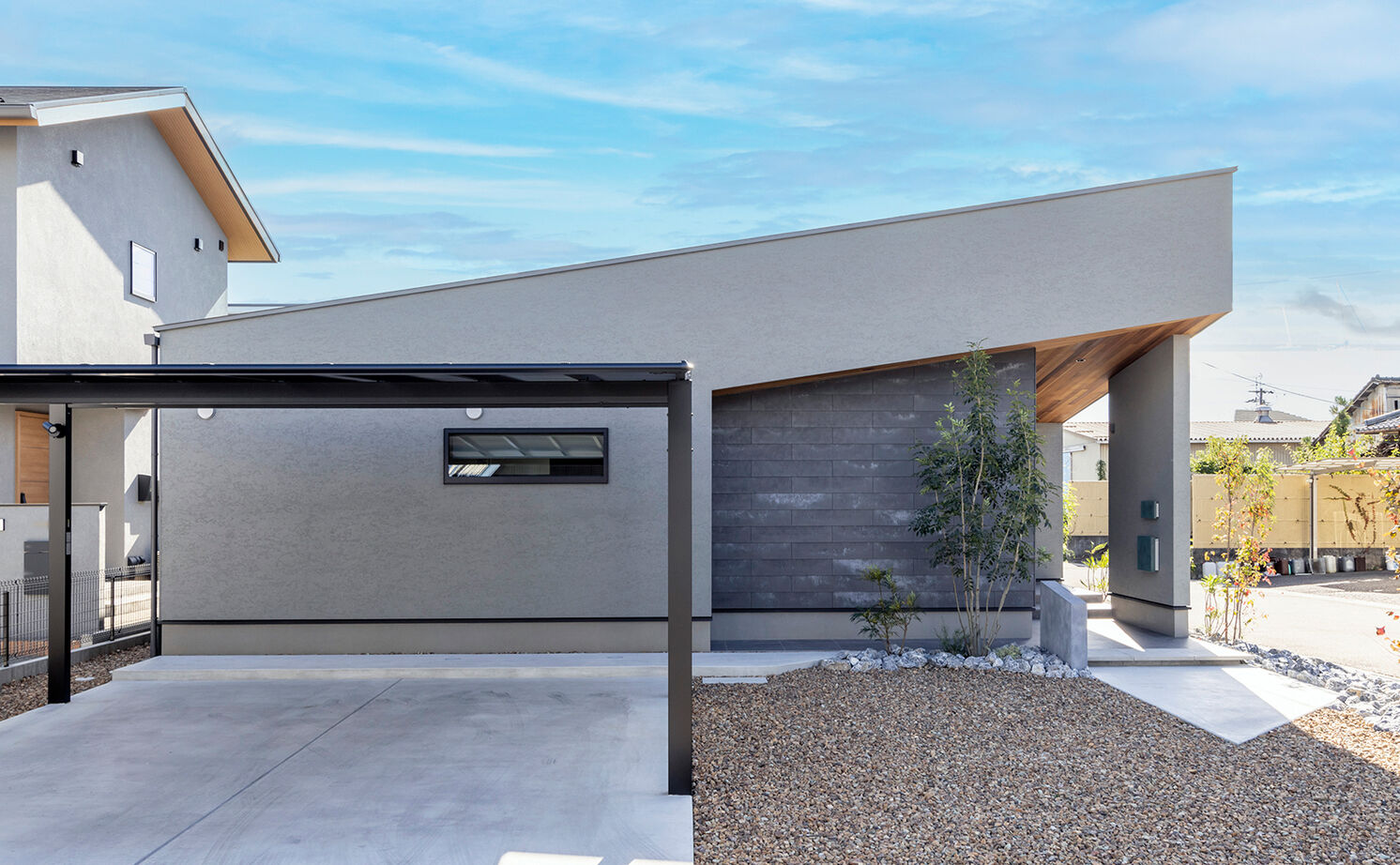 チェックハウス 【平屋/30坪台/3000万円台/中庭】どちらから見てもカッコイイ外観。ホテルライクで開放的なグレーの平屋の建築実例画像2