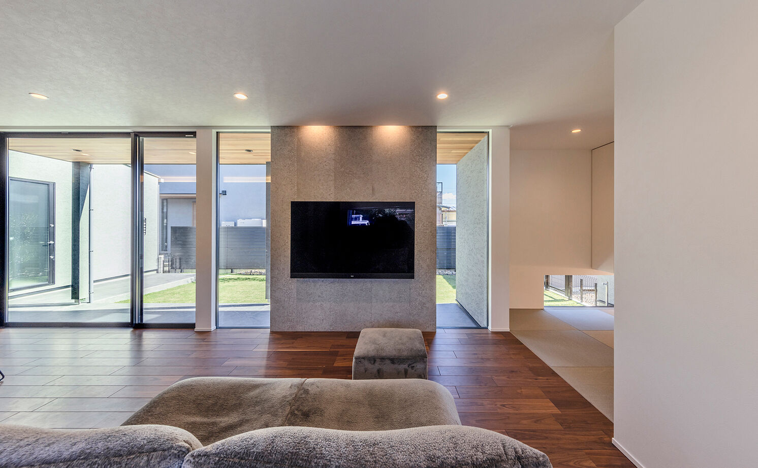 チェックハウス 【平屋/30坪台/3000万円台/中庭】どちらから見てもカッコイイ外観。ホテルライクで開放的なグレーの平屋の建築実例画像3