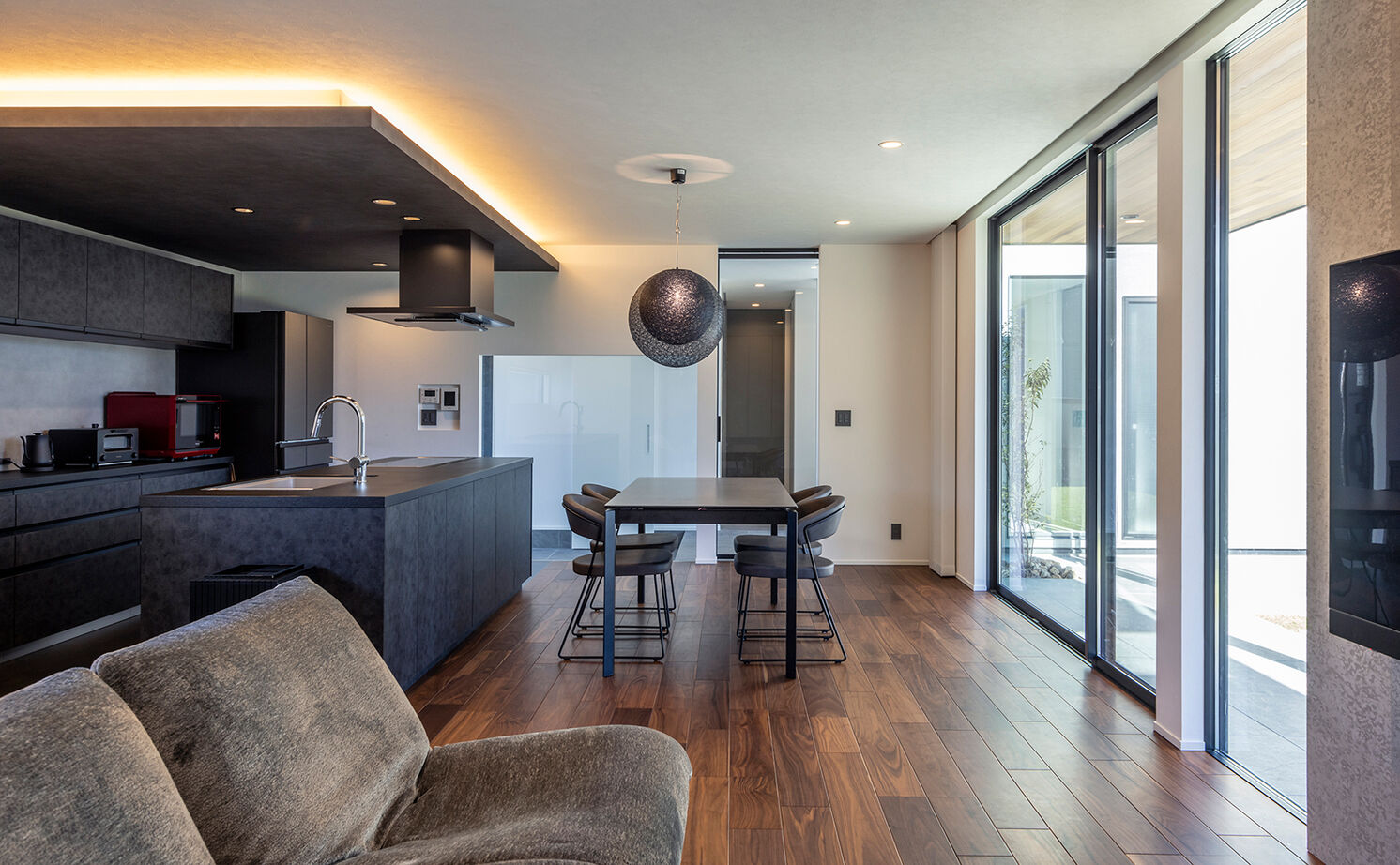 チェックハウス 【平屋/30坪台/3000万円台/中庭】どちらから見てもカッコイイ外観。ホテルライクで開放的なグレーの平屋の建築実例画像4