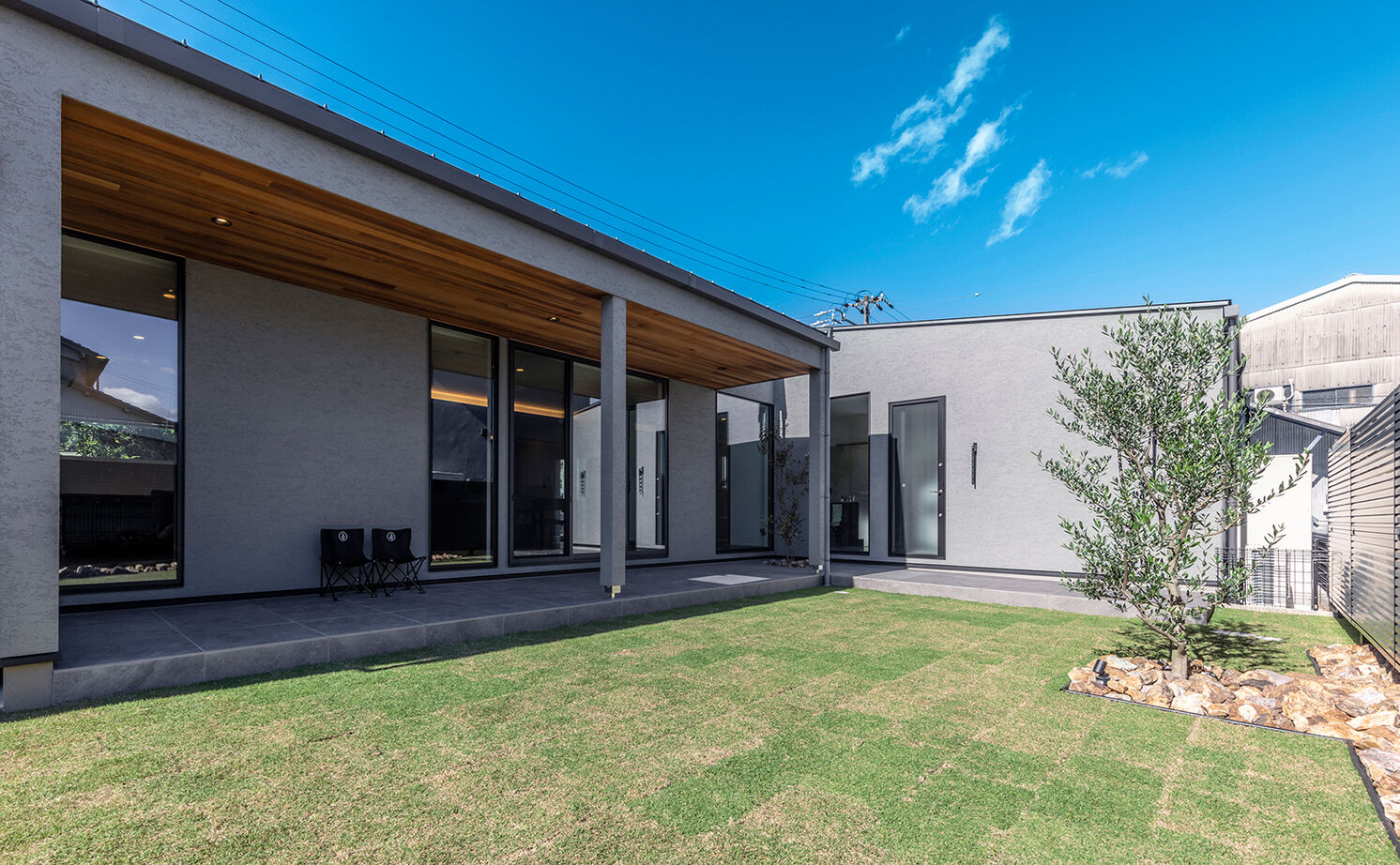 チェックハウス 【平屋/30坪台/3000万円台/中庭】どちらから見てもカッコイイ外観。ホテルライクで開放的なグレーの平屋の建築実例画像5