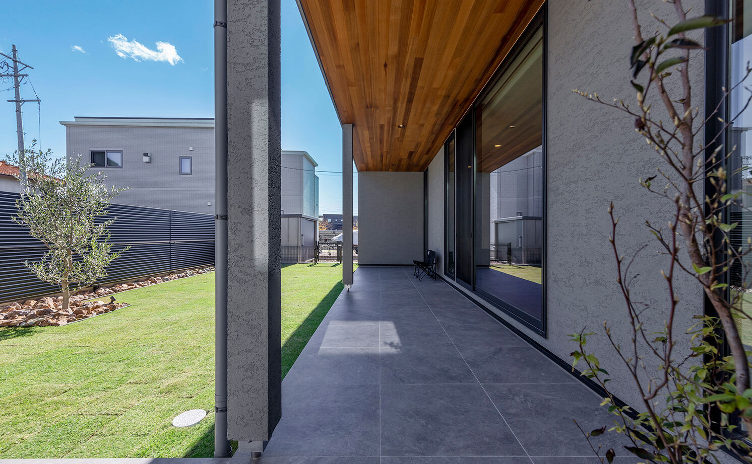 チェックハウス 【平屋/30坪台/3000万円台/中庭】どちらから見てもカッコイイ外観。ホテルライクで開放的なグレーの平屋の建築実例画像6