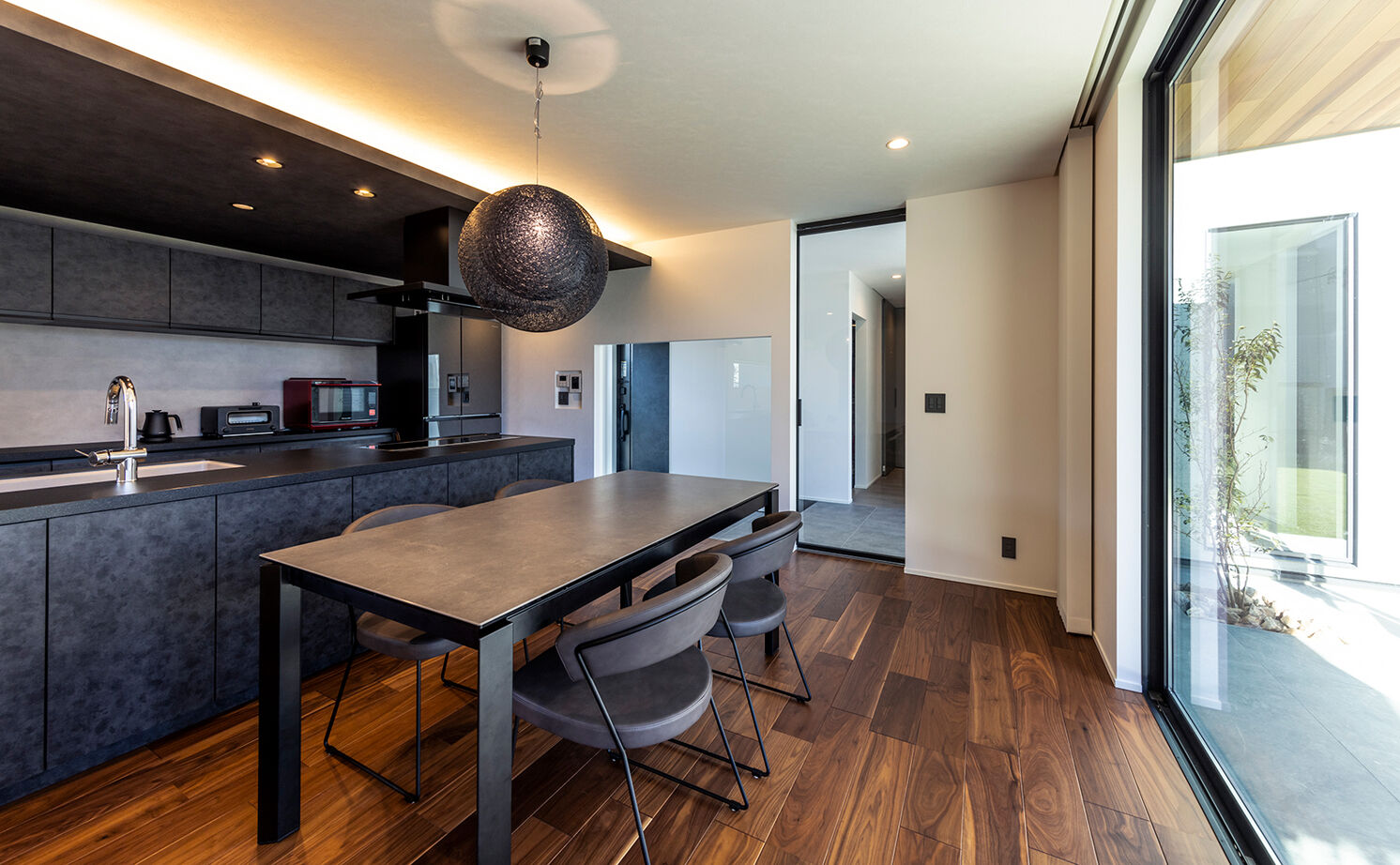 チェックハウス 【平屋/30坪台/3000万円台/中庭】どちらから見てもカッコイイ外観。ホテルライクで開放的なグレーの平屋の建築実例画像7