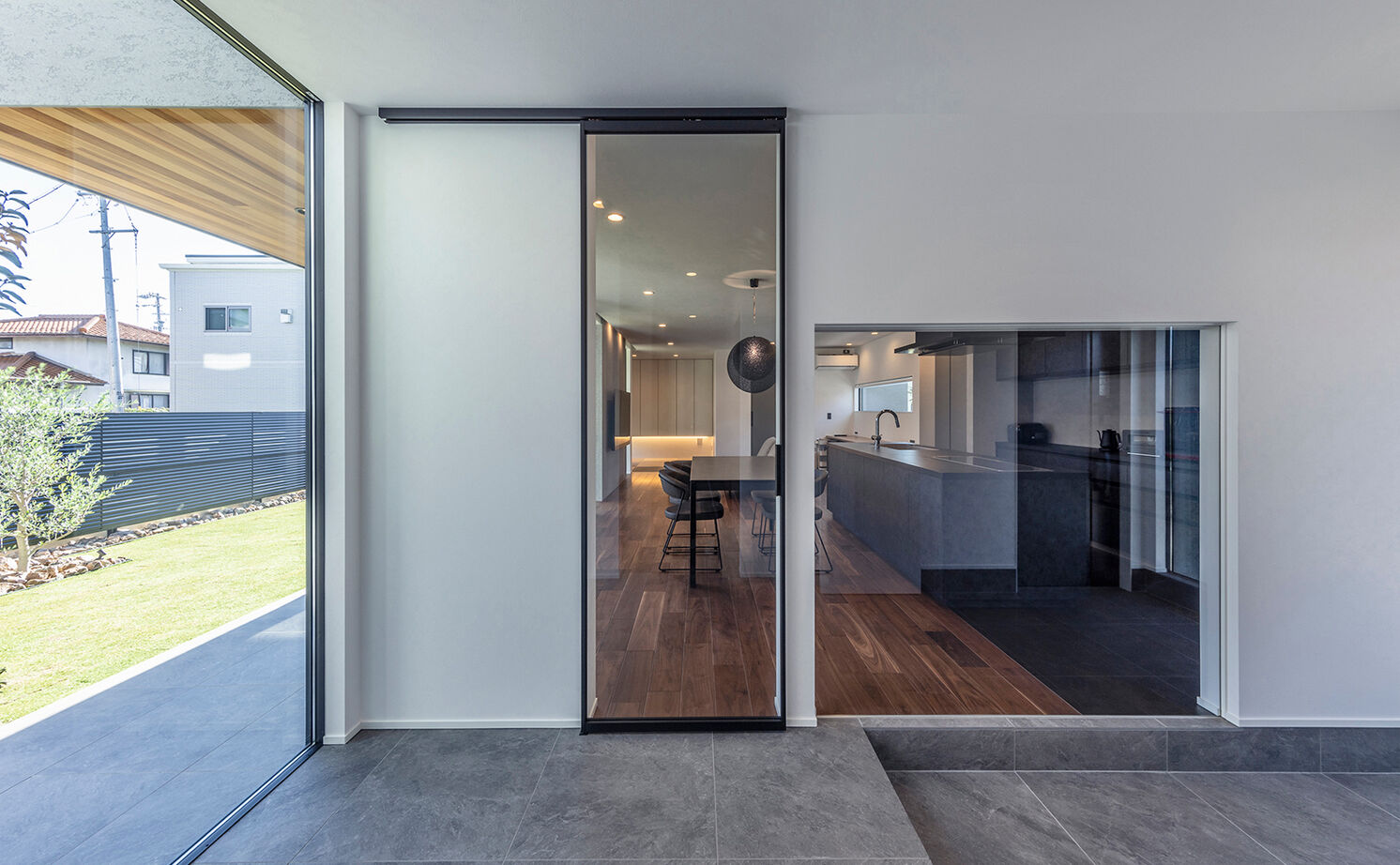 チェックハウス 【平屋/30坪台/3000万円台/中庭】どちらから見てもカッコイイ外観。ホテルライクで開放的なグレーの平屋の建築実例画像8