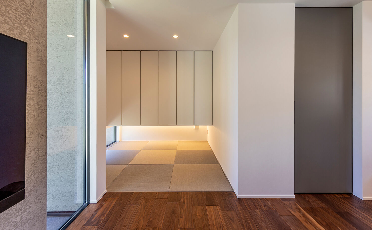 チェックハウス 【平屋/30坪台/3000万円台/中庭】どちらから見てもカッコイイ外観。ホテルライクで開放的なグレーの平屋の建築実例画像9