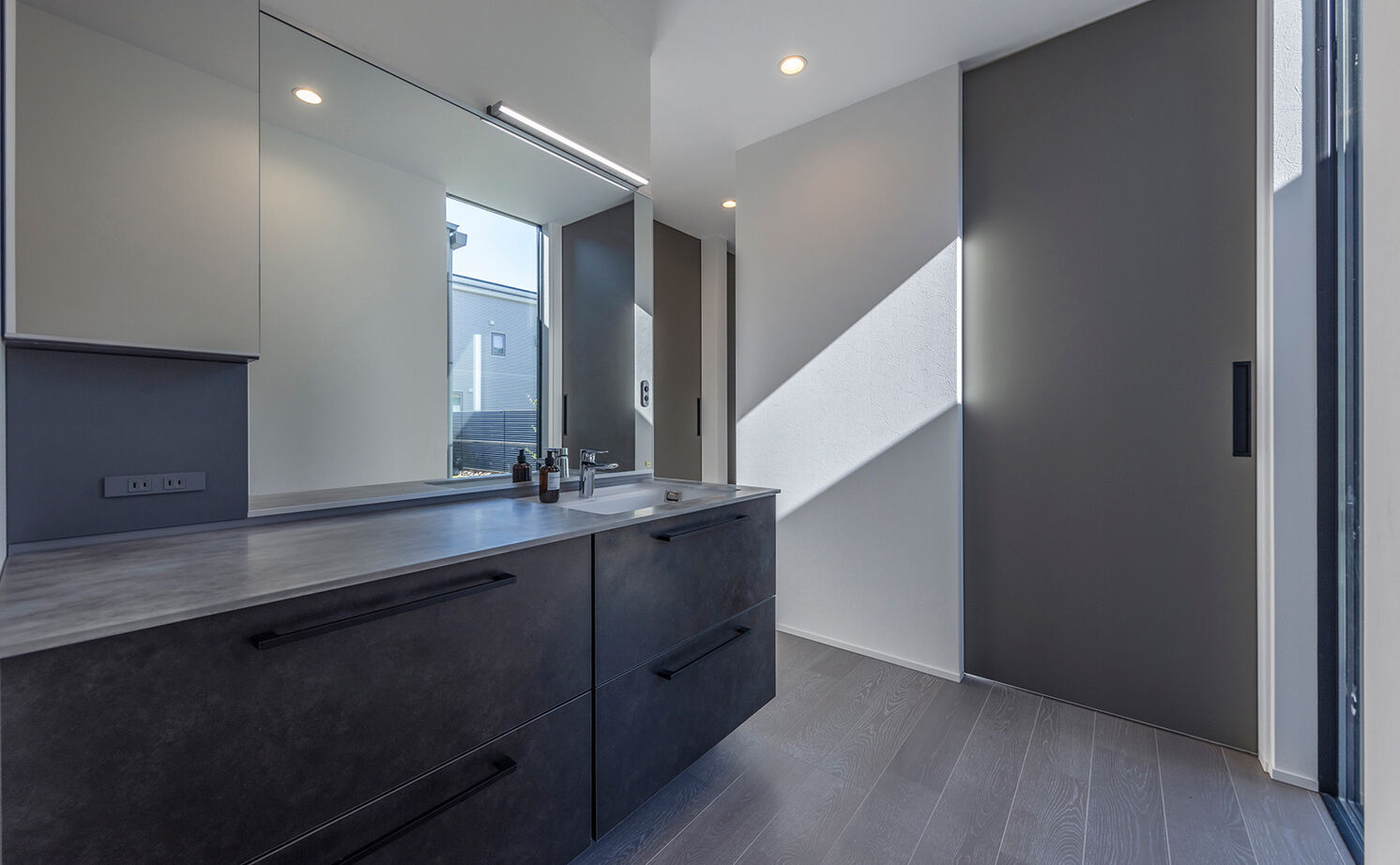 チェックハウス 【平屋/30坪台/3000万円台/中庭】どちらから見てもカッコイイ外観。ホテルライクで開放的なグレーの平屋の建築実例画像10