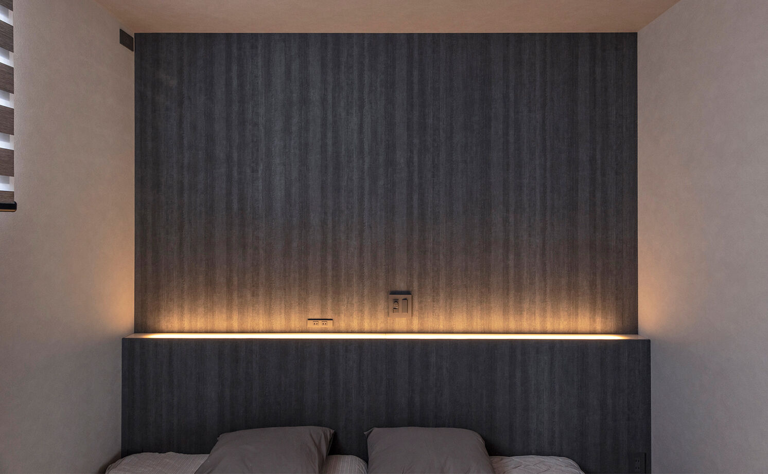 チェックハウス 【平屋/30坪台/3000万円台/中庭】どちらから見てもカッコイイ外観。ホテルライクで開放的なグレーの平屋の建築実例画像11