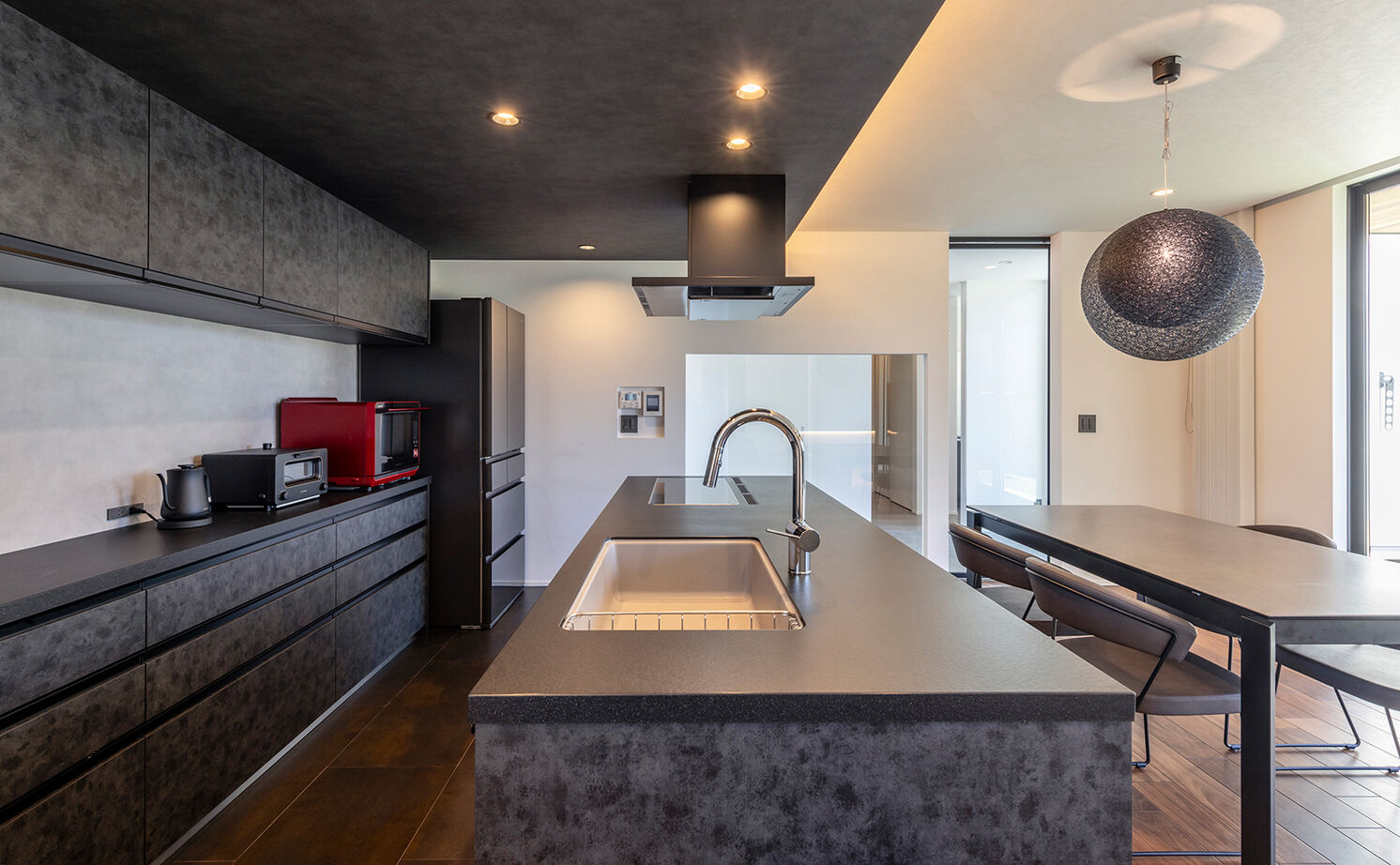 チェックハウス 【平屋/30坪台/3000万円台/中庭】どちらから見てもカッコイイ外観。ホテルライクで開放的なグレーの平屋の建築実例画像13