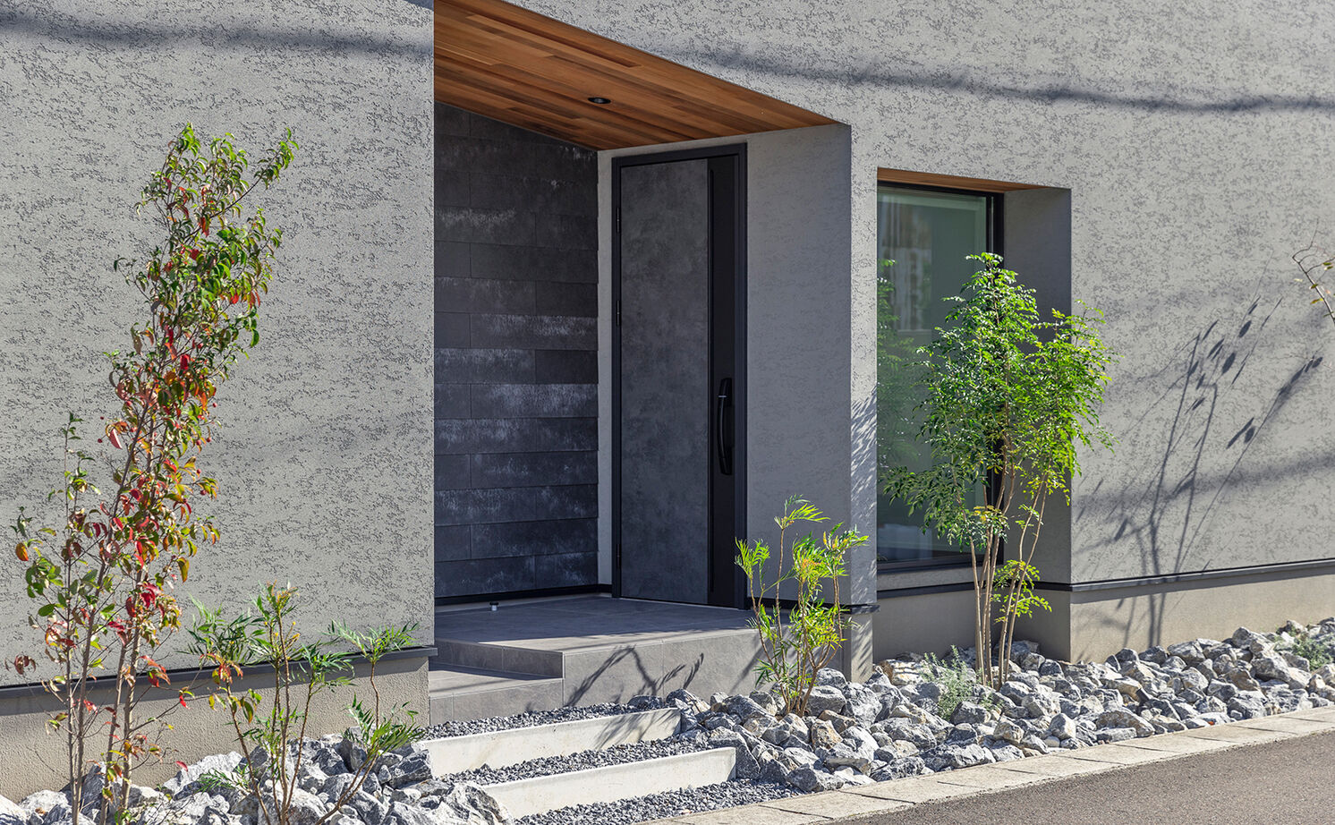 チェックハウス 【平屋/30坪台/3000万円台/中庭】どちらから見てもカッコイイ外観。ホテルライクで開放的なグレーの平屋の建築実例画像14