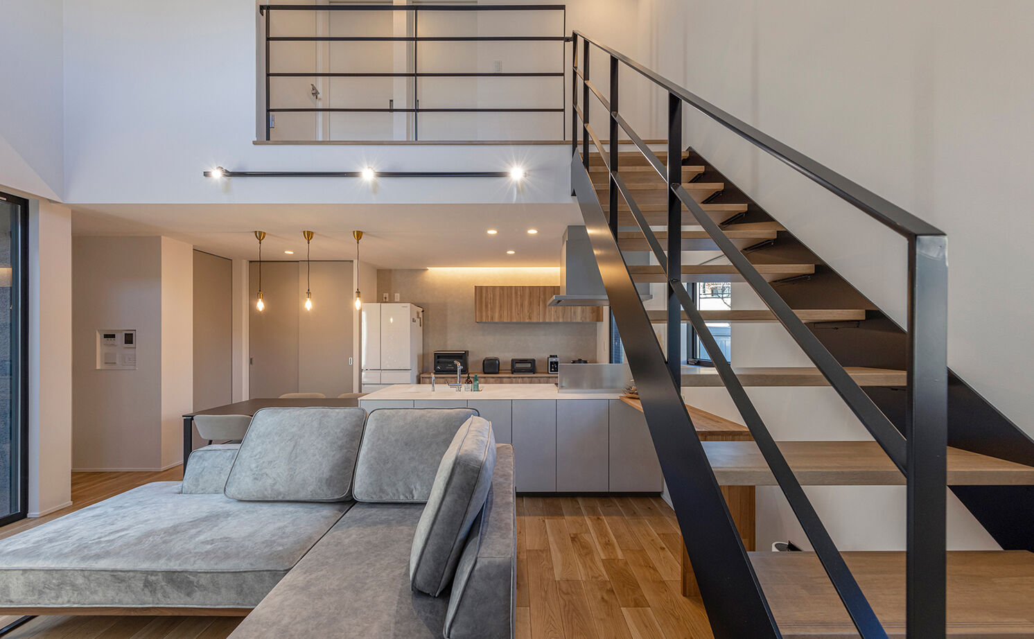 チェックハウス 【2000万円台/30坪台/中庭/２階建て】間取りは平屋ライク。プライベートな中庭と吹抜けで心地よいLDKにの建築実例画像2